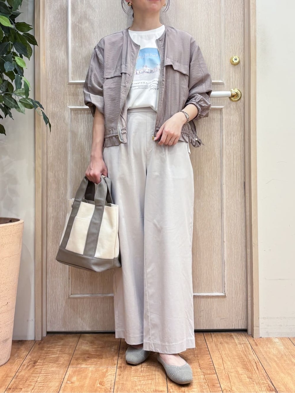 ベージュ系のブルゾン、ベージュ系のその他パンツ、ゴールド系のパンプスを着用したレディースの春コーディネートの5枚目の写真