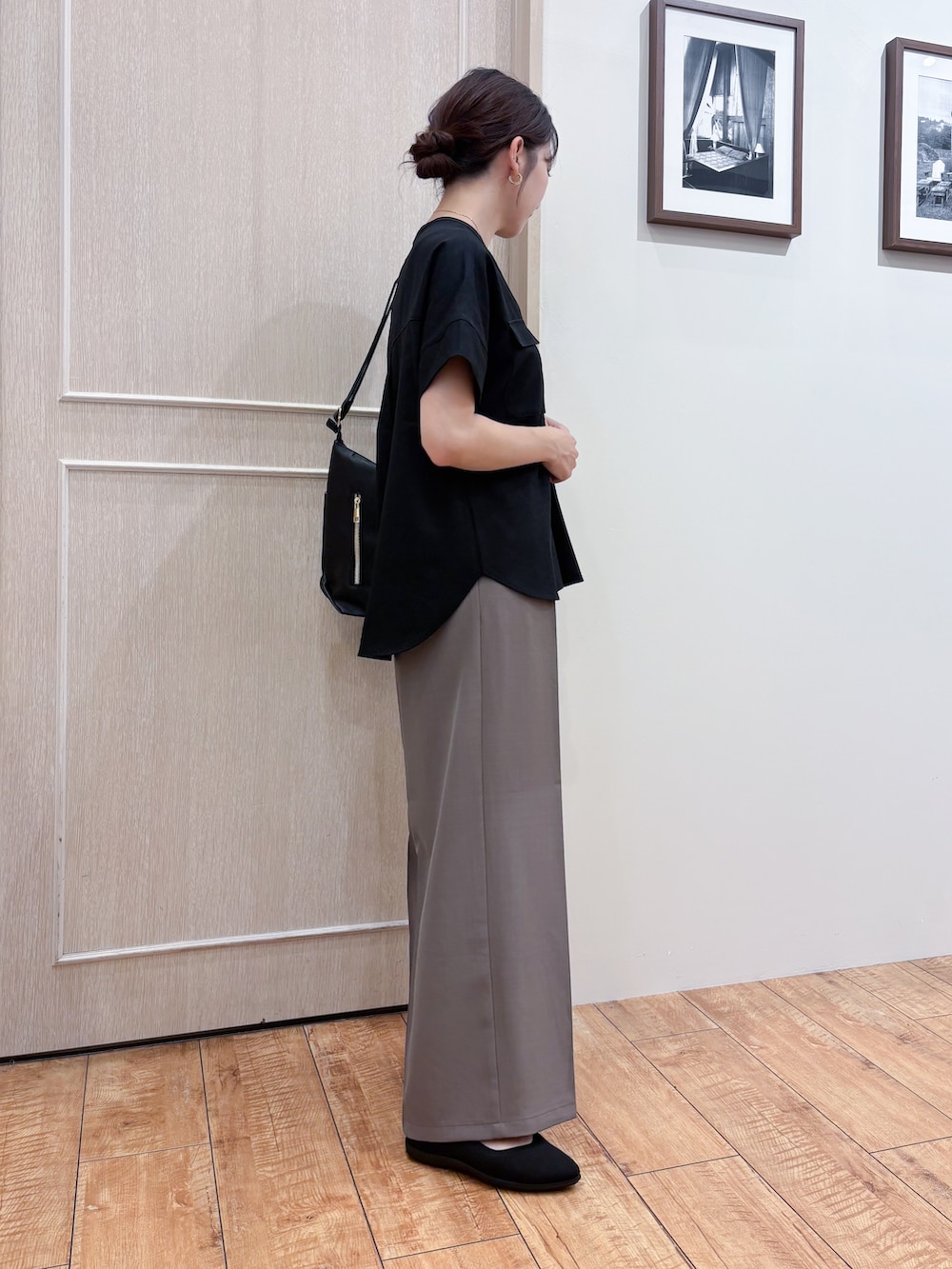 ブラック系のシャツ/ブラウス、ブラウン系のその他パンツ、ブラック系のパンプスを着用したレディースの夏コーディネートの3枚目の写真
