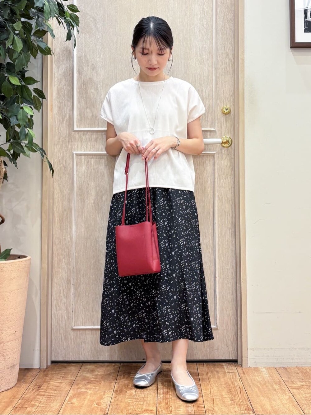 ホワイト系のTシャツ/カットソー、ブラック系のその他パンツ、シルバー系のその他シューズを着用したレディースの夏コーディネートの2枚目の写真