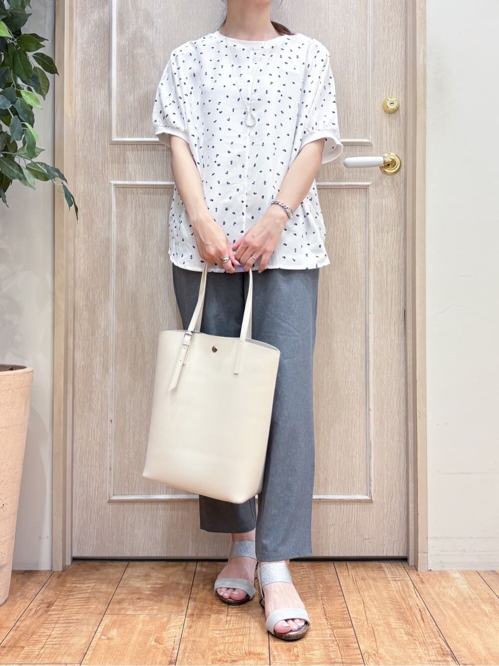 ホワイト系のシャツ/ブラウス、グレー系のその他パンツ、シルバー系のサンダルを着用したレディースの夏コーディネートの4枚目の写真