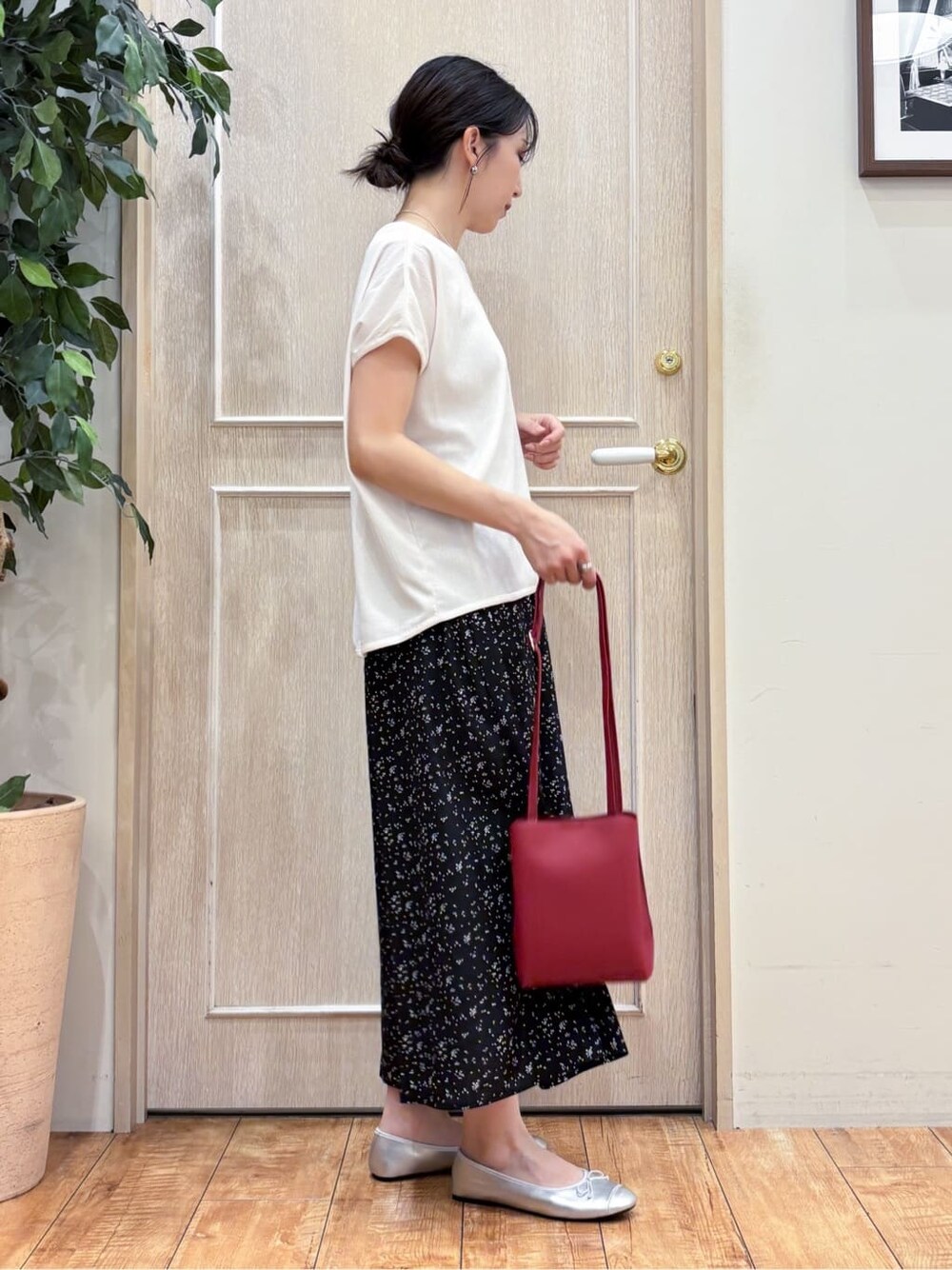 ホワイト系のTシャツ/カットソー、ブラック系のその他パンツ、シルバー系のその他シューズを着用したレディースの夏コーディネートの3枚目の写真