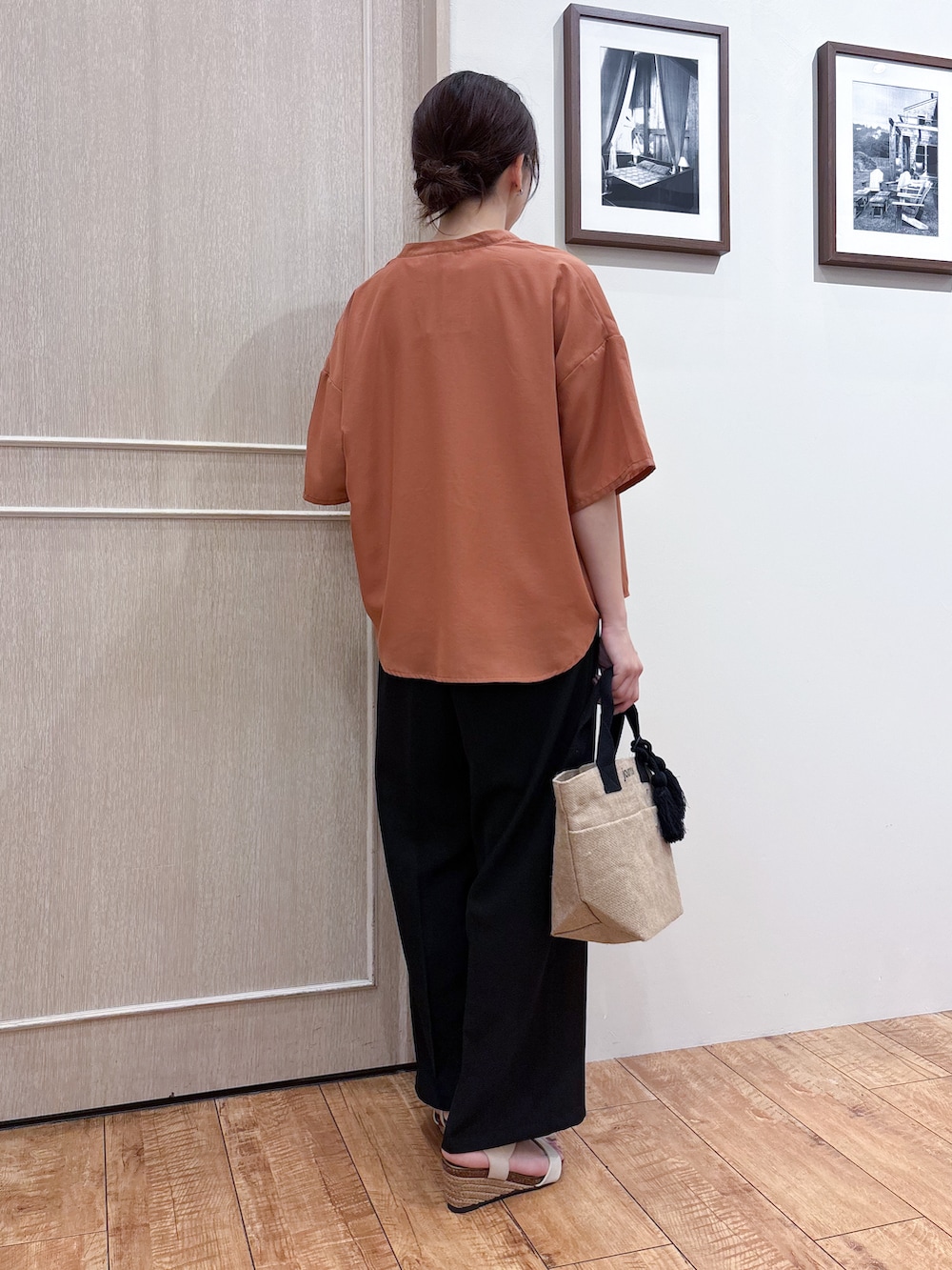 オレンジ系のシャツ/ブラウス、ホワイト系のTシャツ/カットソー、ブラック系のその他パンツを着用したレディースの夏コーディネートの4枚目の写真