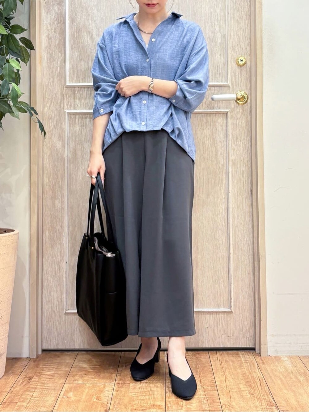 ブルー系のシャツ/ブラウス、グレー系のその他パンツ、ブラック系のパンプスを着用したレディースの秋コーディネートの5枚目の写真