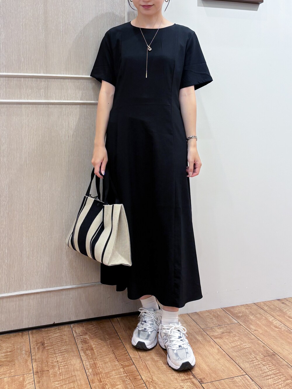 グレー系のシャツ/ブラウス、ブラック系のワンピース、ブラック系のトートバッグを着用したレディースの夏コーディネートの5枚目の写真