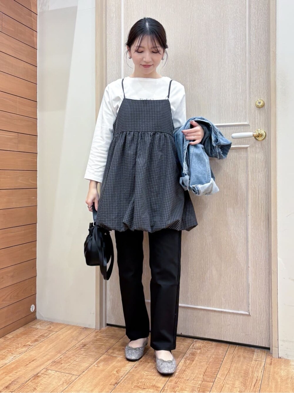 ブルー系のデニムジャケット、グレー系のチュニック、ホワイト系のTシャツ/カットソーを着用したレディースの春コーディネートの4枚目の写真