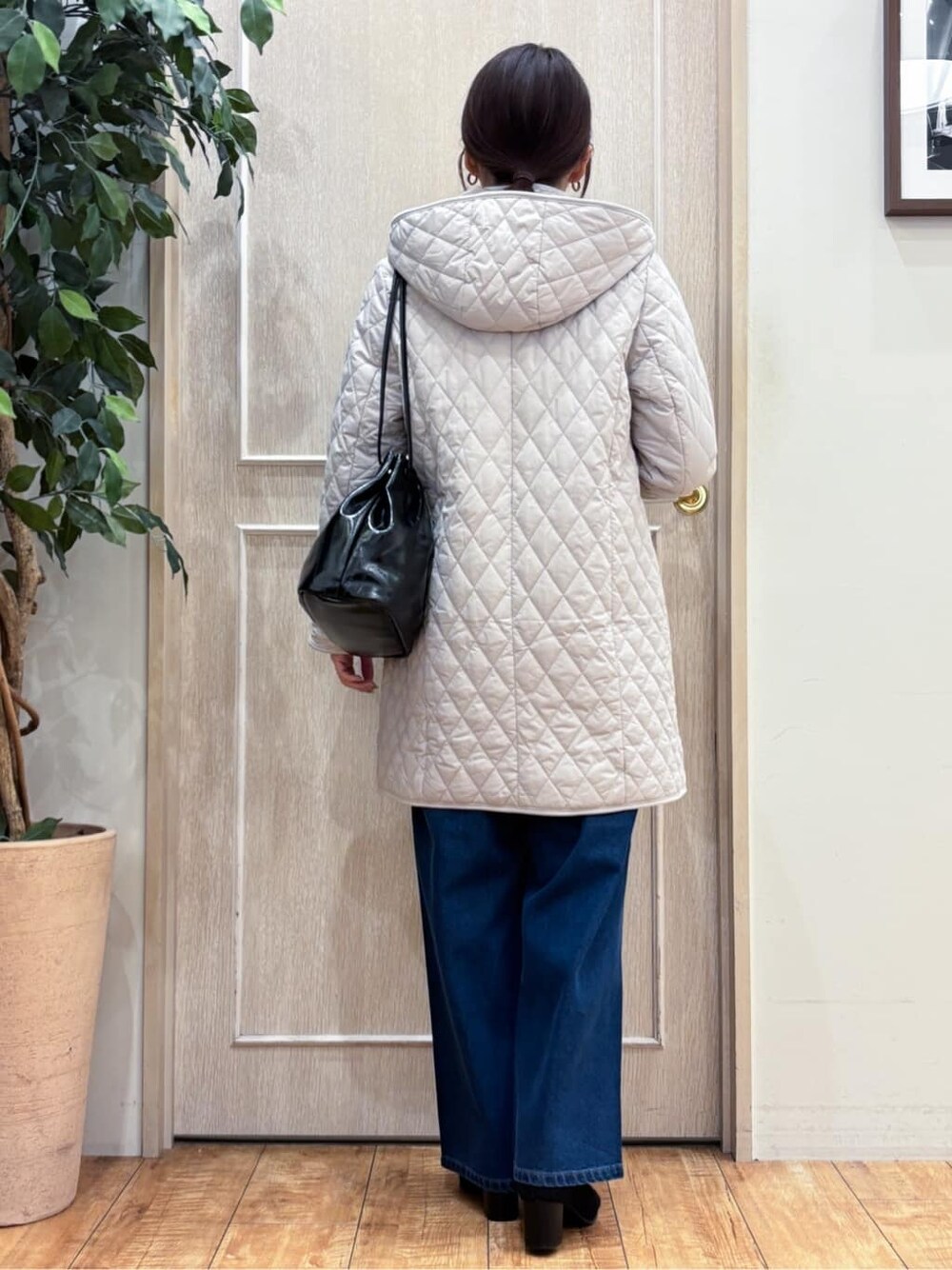 ベージュ系のその他アウター、ホワイト系のニット/セーター、ブルー系のデニムパンツを着用したレディースの冬コーディネートの4枚目の写真