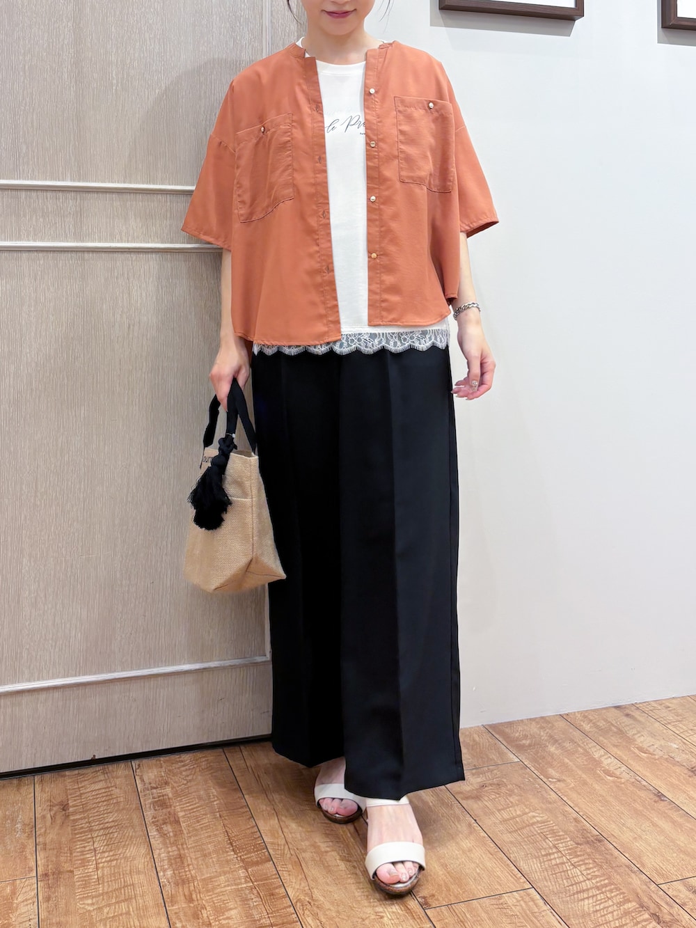 オレンジ系のシャツ/ブラウス、ホワイト系のTシャツ/カットソー、ブラック系のその他パンツを着用したレディースの夏コーディネートの5枚目の写真