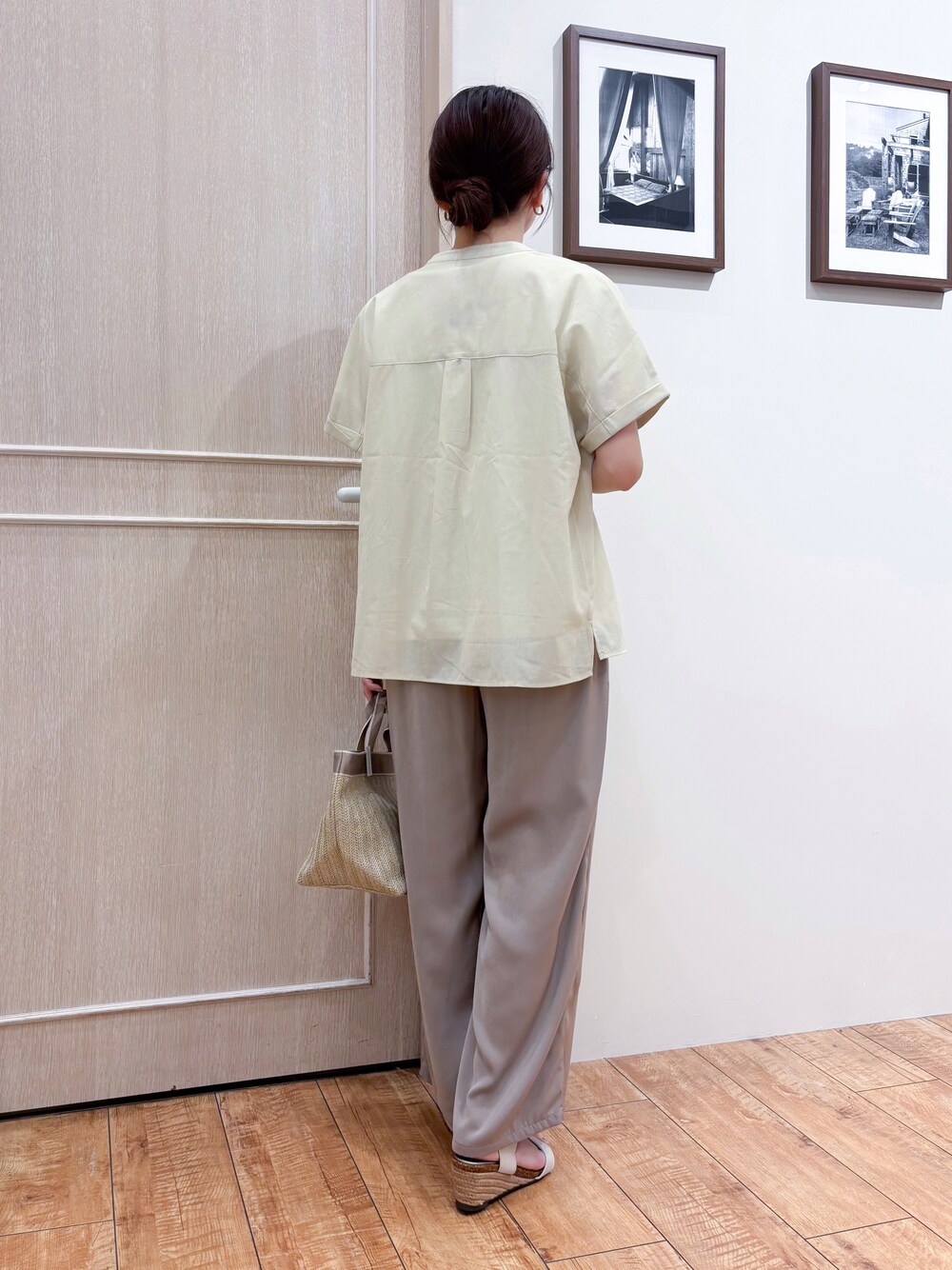 イエロー系のシャツ/ブラウス、ホワイト系のTシャツ/カットソー、ブラウン系のその他パンツを着用したレディースの夏コーディネートの4枚目の写真