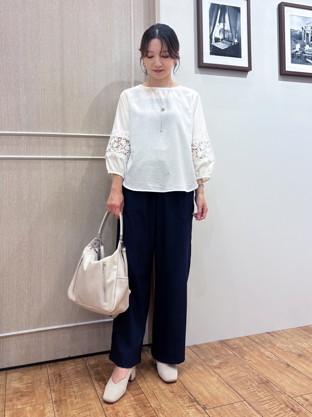ホワイト系のシャツ/ブラウス、ブルー系のその他パンツ、ベージュ系のパンプスを着用したレディースの秋コーディネートの2枚目の写真