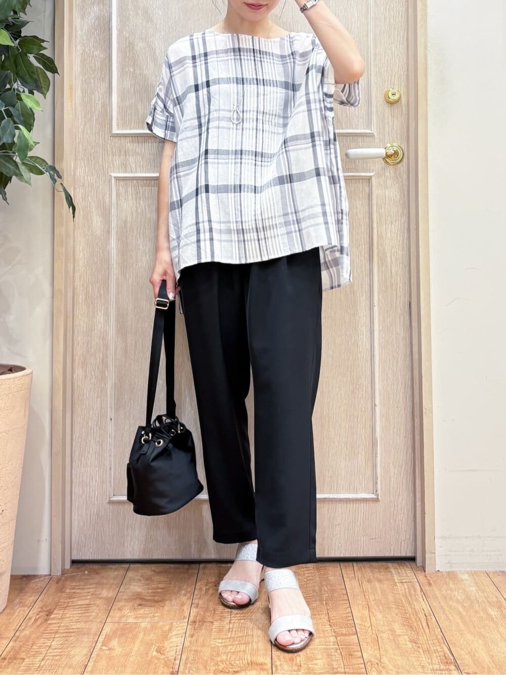 ブラック系のシャツ/ブラウス、ブラック系のその他パンツ、シルバー系のサンダルを着用したレディースの夏コーディネートの5枚目の写真