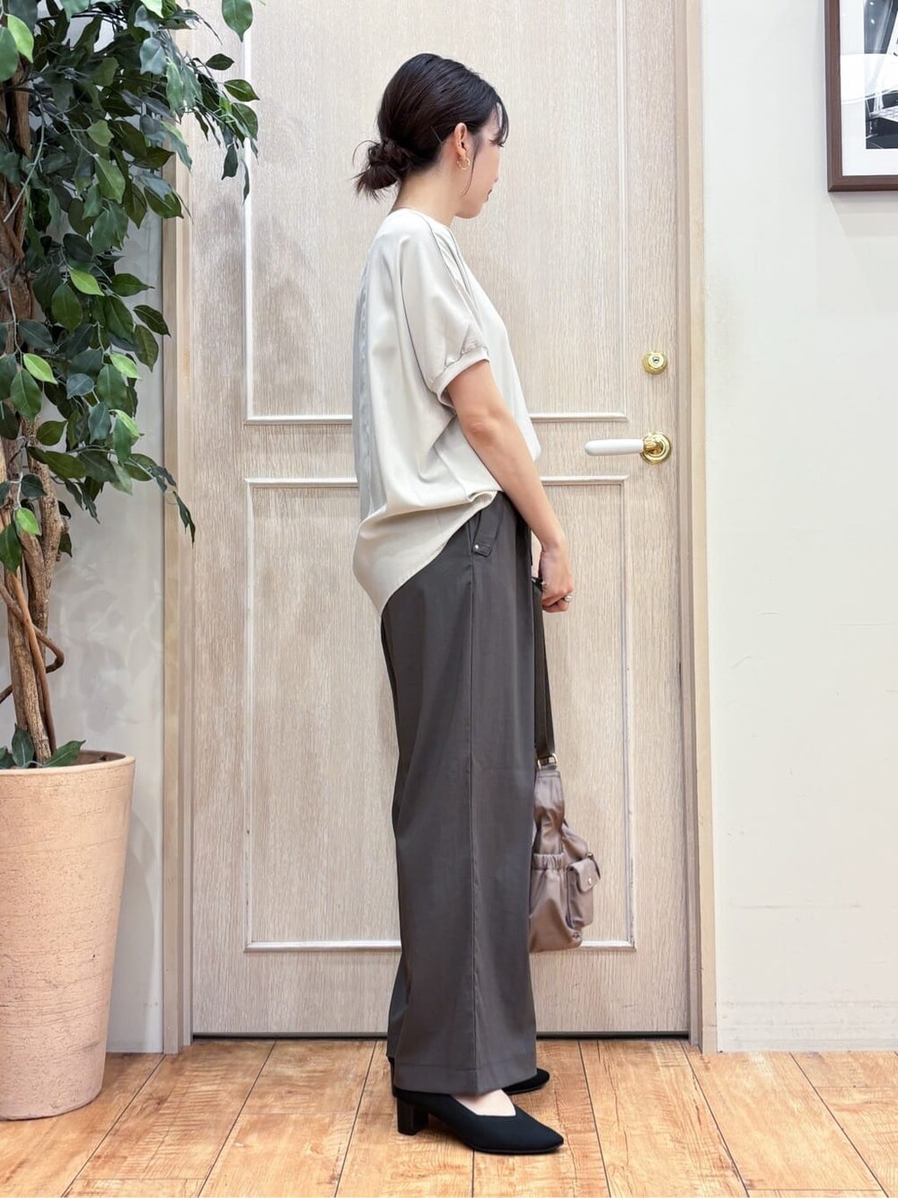 ベージュ系のシャツ/ブラウス、ブラウン系のその他パンツ、ブラック系のパンプスを着用したレディースの秋コーディネートの2枚目の写真