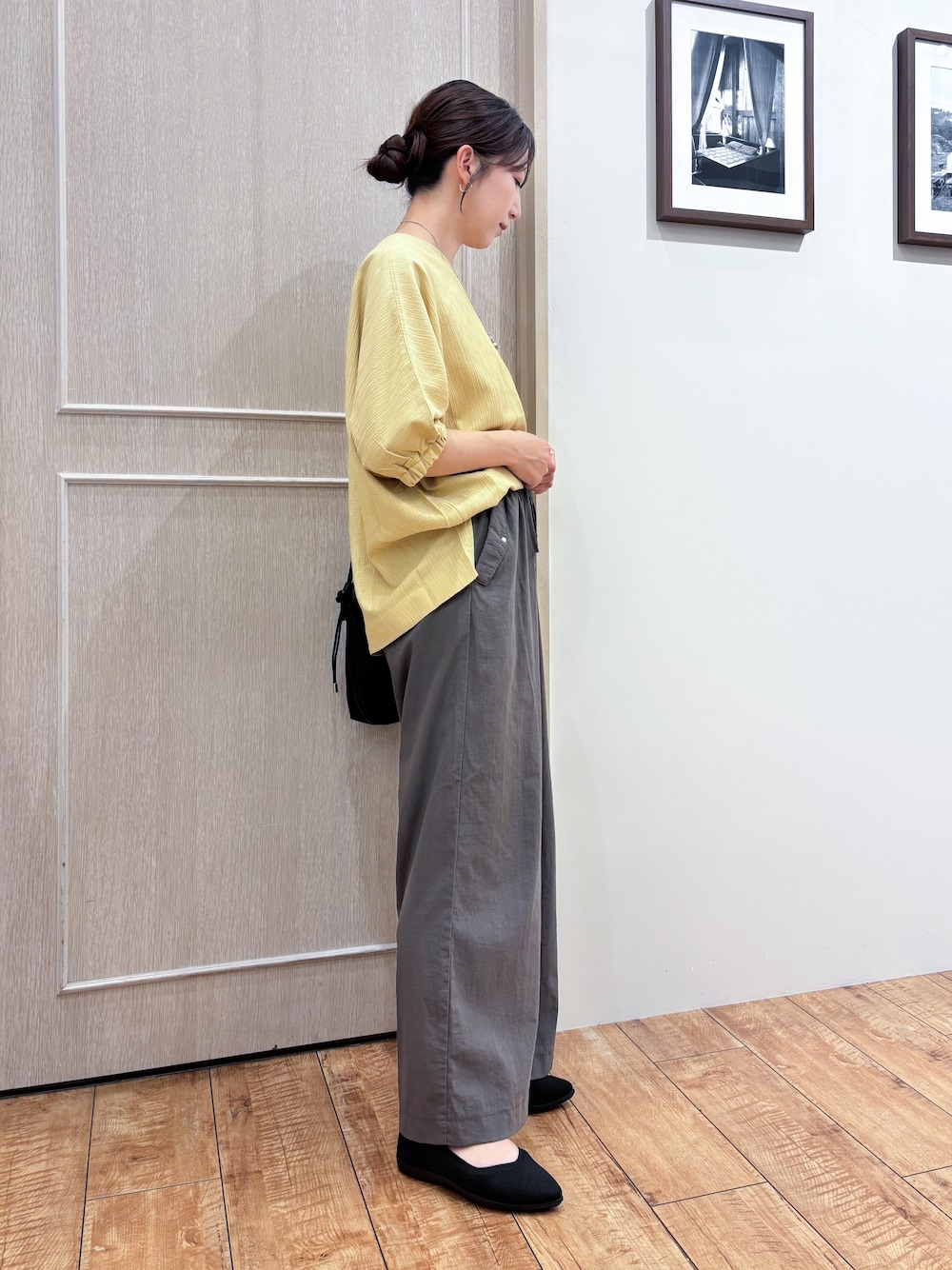 イエロー系のシャツ/ブラウス、ブラウン系のその他パンツ、ブラック系のパンプスを着用したレディースの夏コーディネートの3枚目の写真