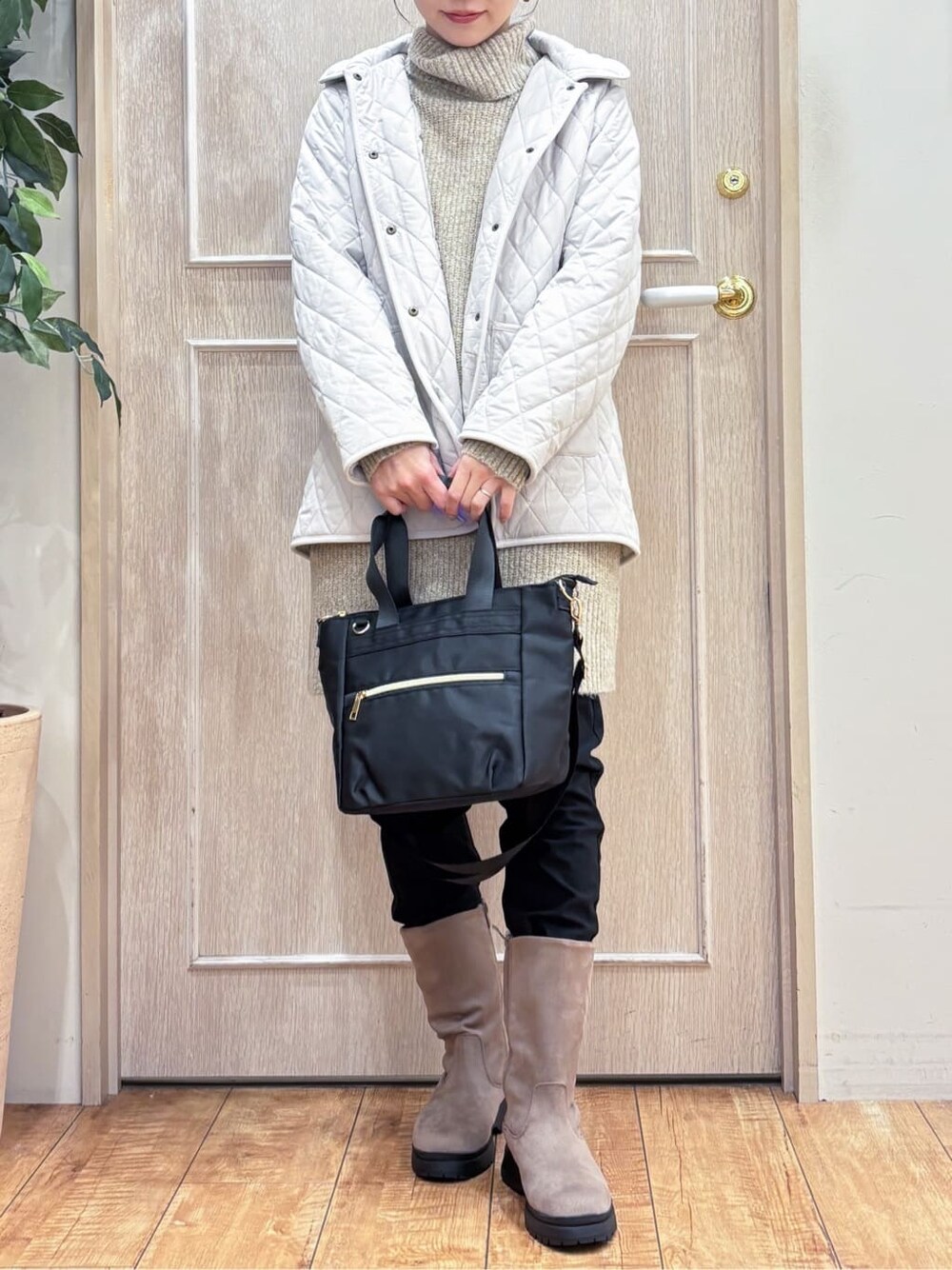 ベージュ系のその他アウター、ベージュ系のニット/セーター、ブラック系のその他パンツを着用したレディースの冬コーディネートの4枚目の写真