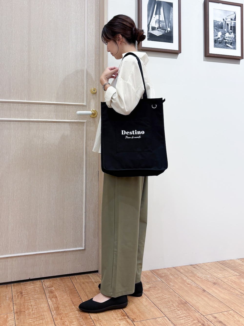 ホワイト系のシャツ/ブラウス、グリーン系のその他パンツ、ブラック系のパンプスを着用したレディースの秋コーディネートの3枚目の写真