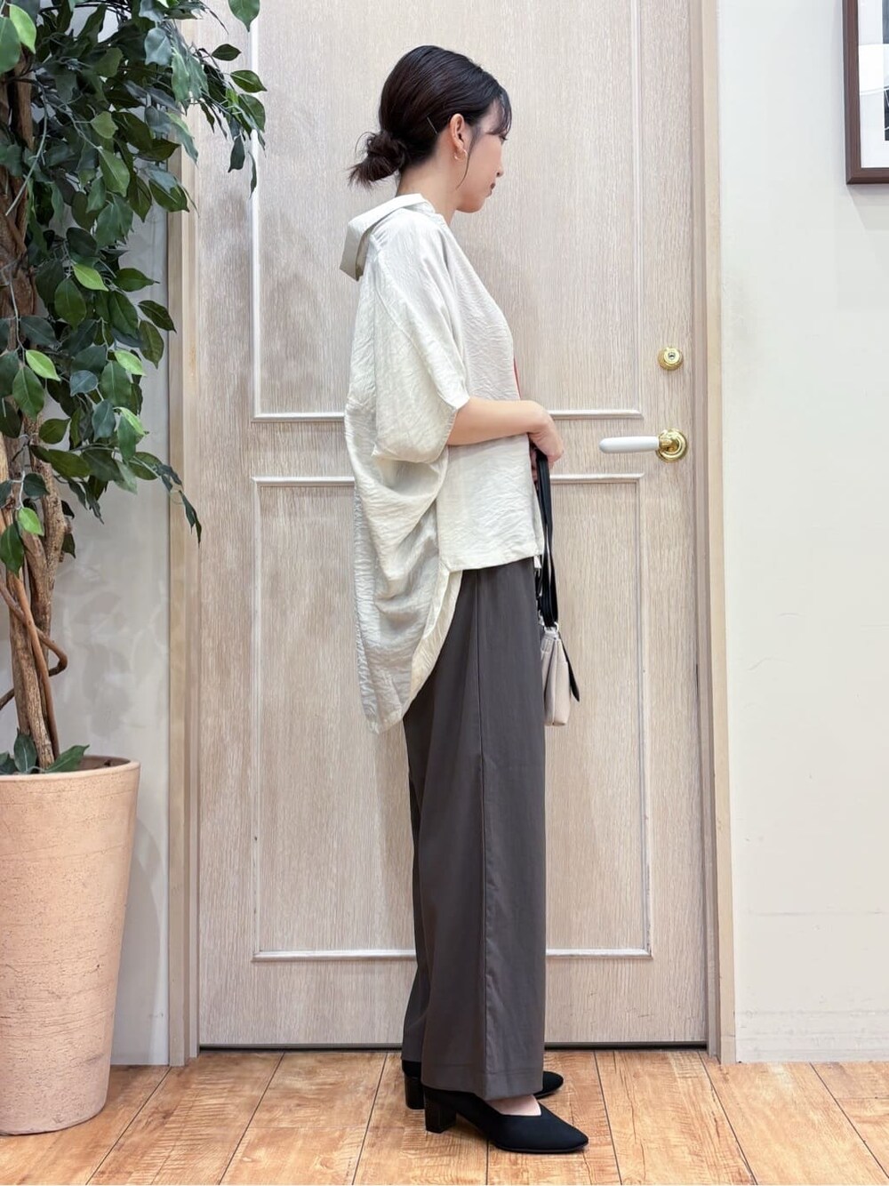 ベージュ系のシャツ/ブラウス、レッド系のTシャツ/カットソー、ブラウン系のその他パンツを着用したレディースの秋コーディネートの3枚目の写真