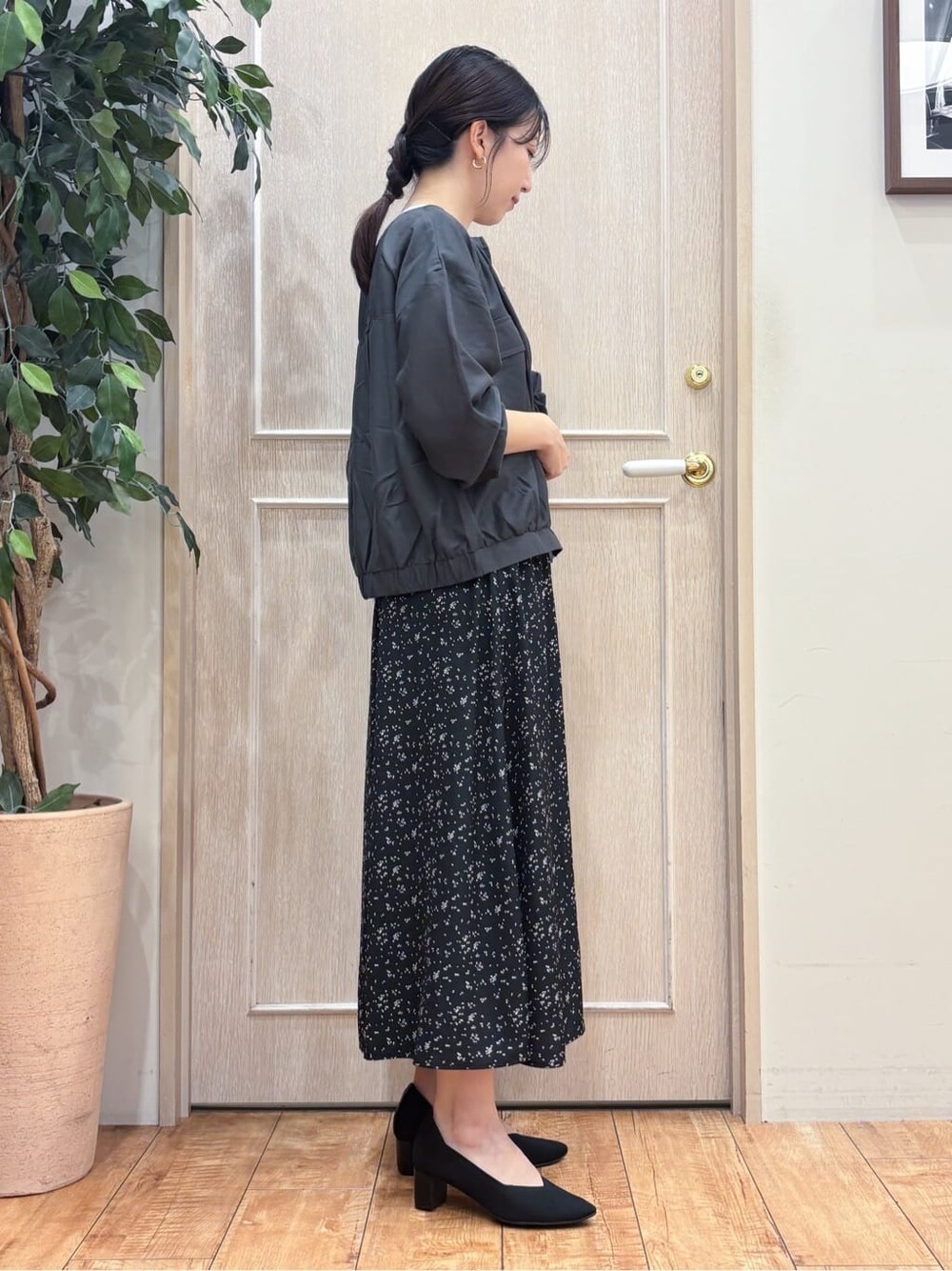 グレー系のブルゾン、ブルー系のTシャツ/カットソー、ブラック系のその他パンツを着用したレディースの秋コーディネートの3枚目の写真