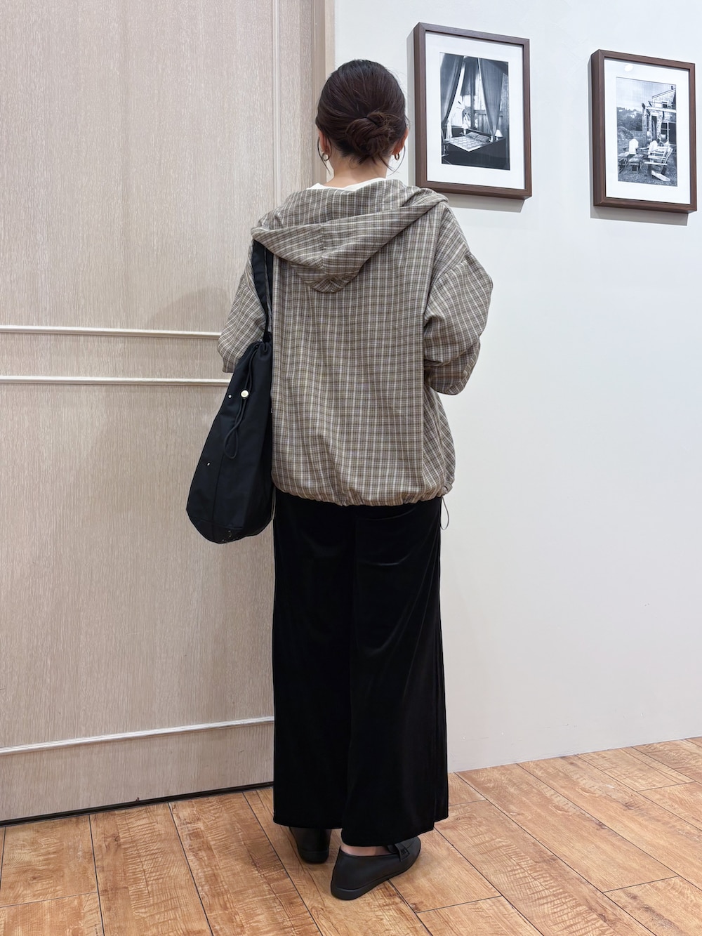 ベージュ系のシャツ/ブラウス、ホワイト系のTシャツ/カットソー、ブラック系のその他パンツを着用したレディースの秋コーディネートの4枚目の写真
