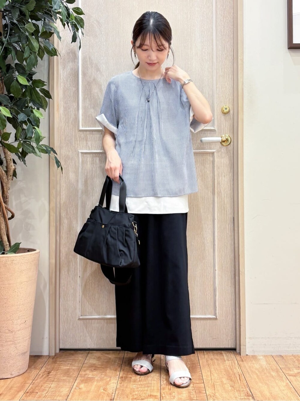 ブルー系のTシャツ/カットソー、ブラック系のその他パンツ、シルバー系のサンダルを着用したレディースの夏コーディネートの2枚目の写真