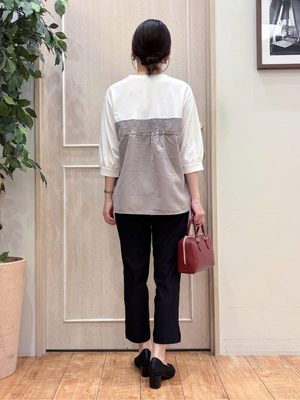 ベージュ系のTシャツ/カットソー、ブラック系のその他パンツ、ブラック系のパンプスを着用したレディースの秋コーディネートの4枚目の写真