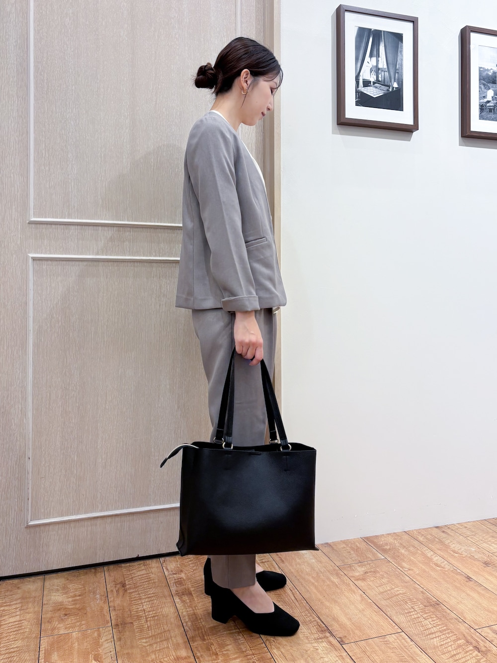 ブラウン系のノーカラージャケット、ブラウン系のその他パンツ、ブラック系のパンプスを着用したレディースの秋コーディネートの3枚目の写真