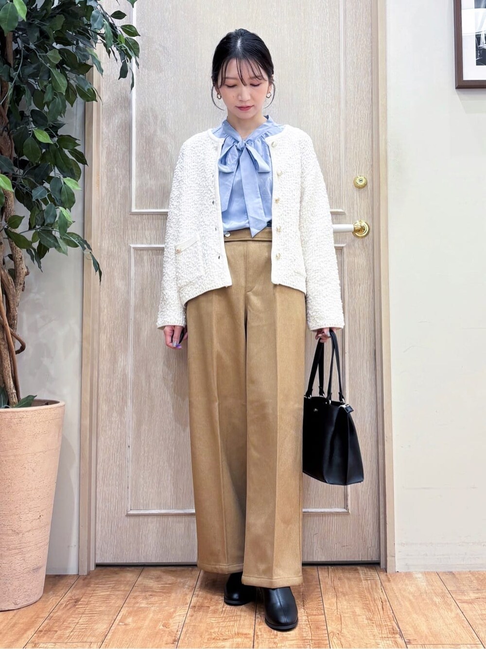 ホワイト系のカーディガン/ボレロ、ブルー系のシャツ/ブラウス、イエロー系のその他パンツを着用したレディースの秋コーディネートの2枚目の写真