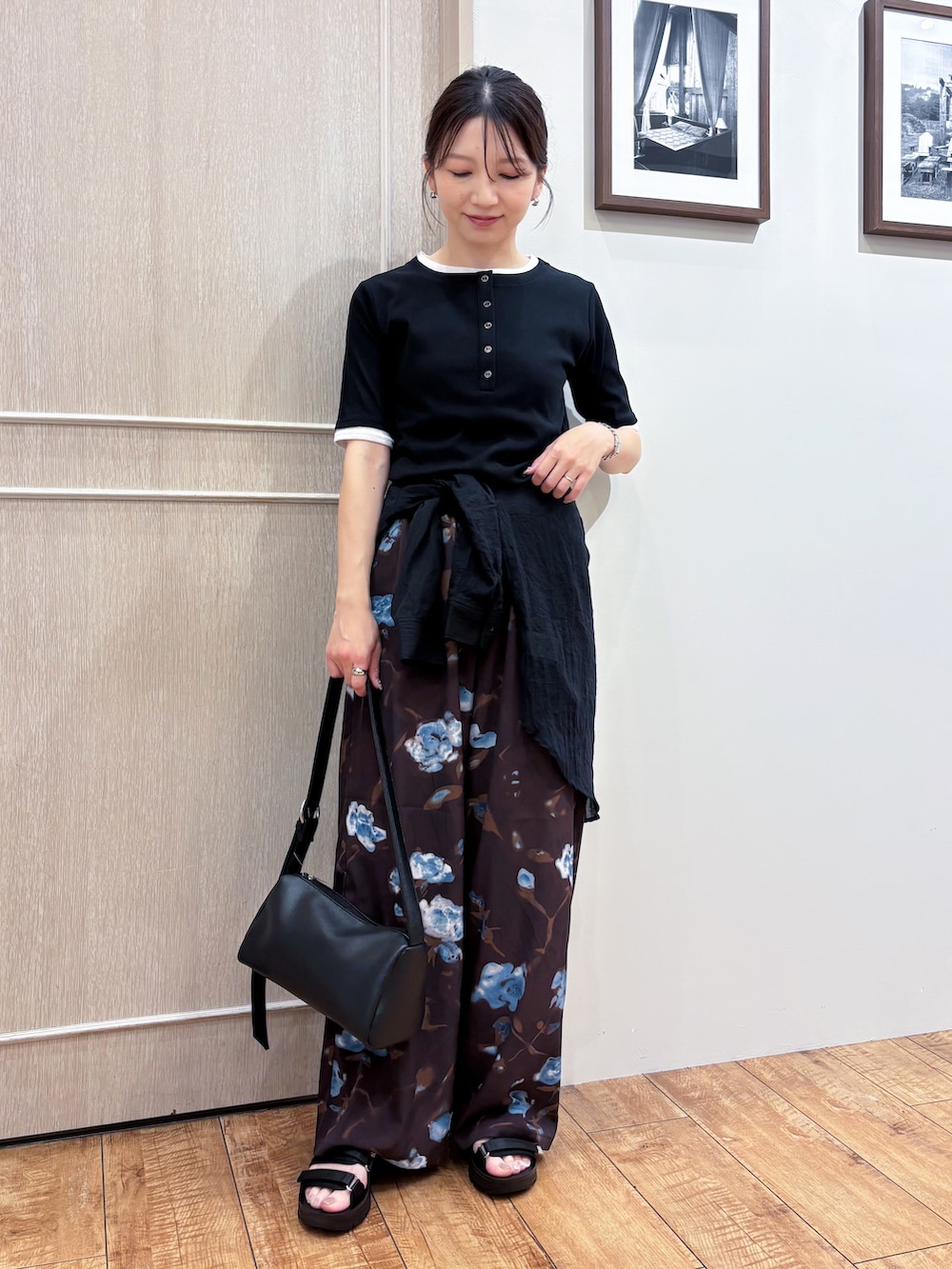 ブラック系のシャツ/ブラウス、ブラック系のTシャツ/カットソー、ブラウン系のその他パンツを着用したレディースの夏コーディネートの3枚目の写真