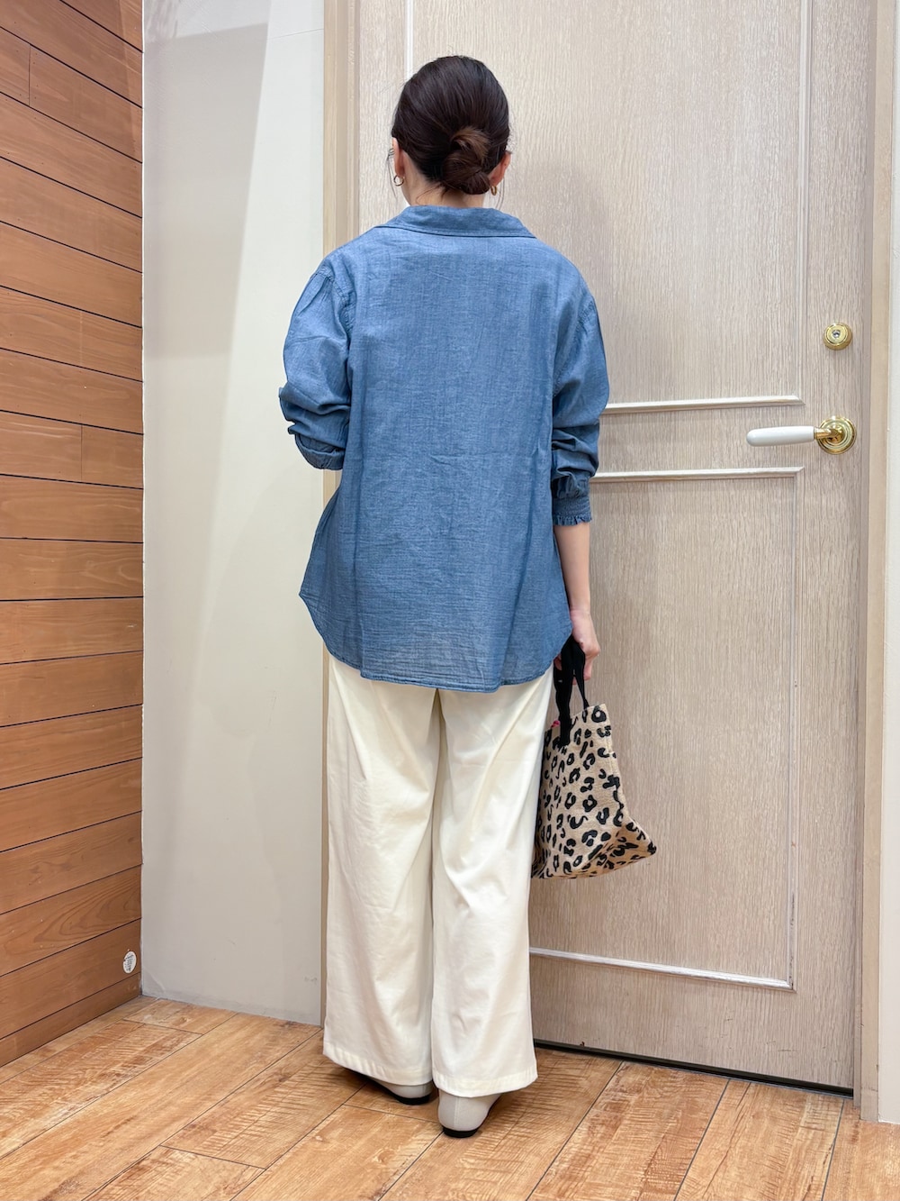 ホワイト系のTシャツ/カットソー、ブラック系のトートバッグ、ブルー系のシャツ/ブラウスを着用したレディースの春コーディネートの3枚目の写真