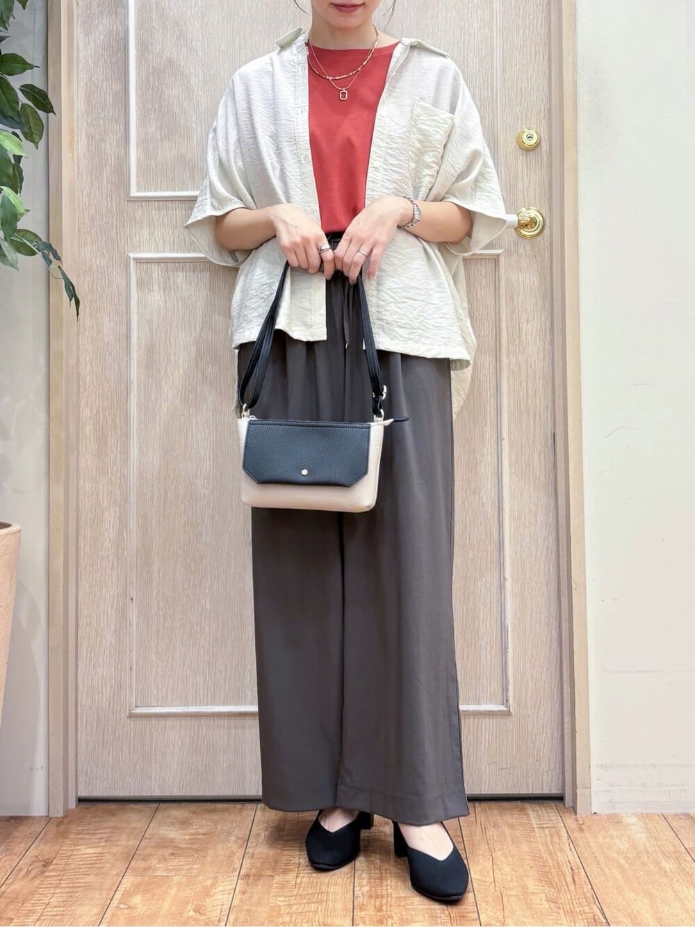 ベージュ系のシャツ/ブラウス、レッド系のTシャツ/カットソー、ブラウン系のその他パンツを着用したレディースの秋コーディネートの5枚目の写真