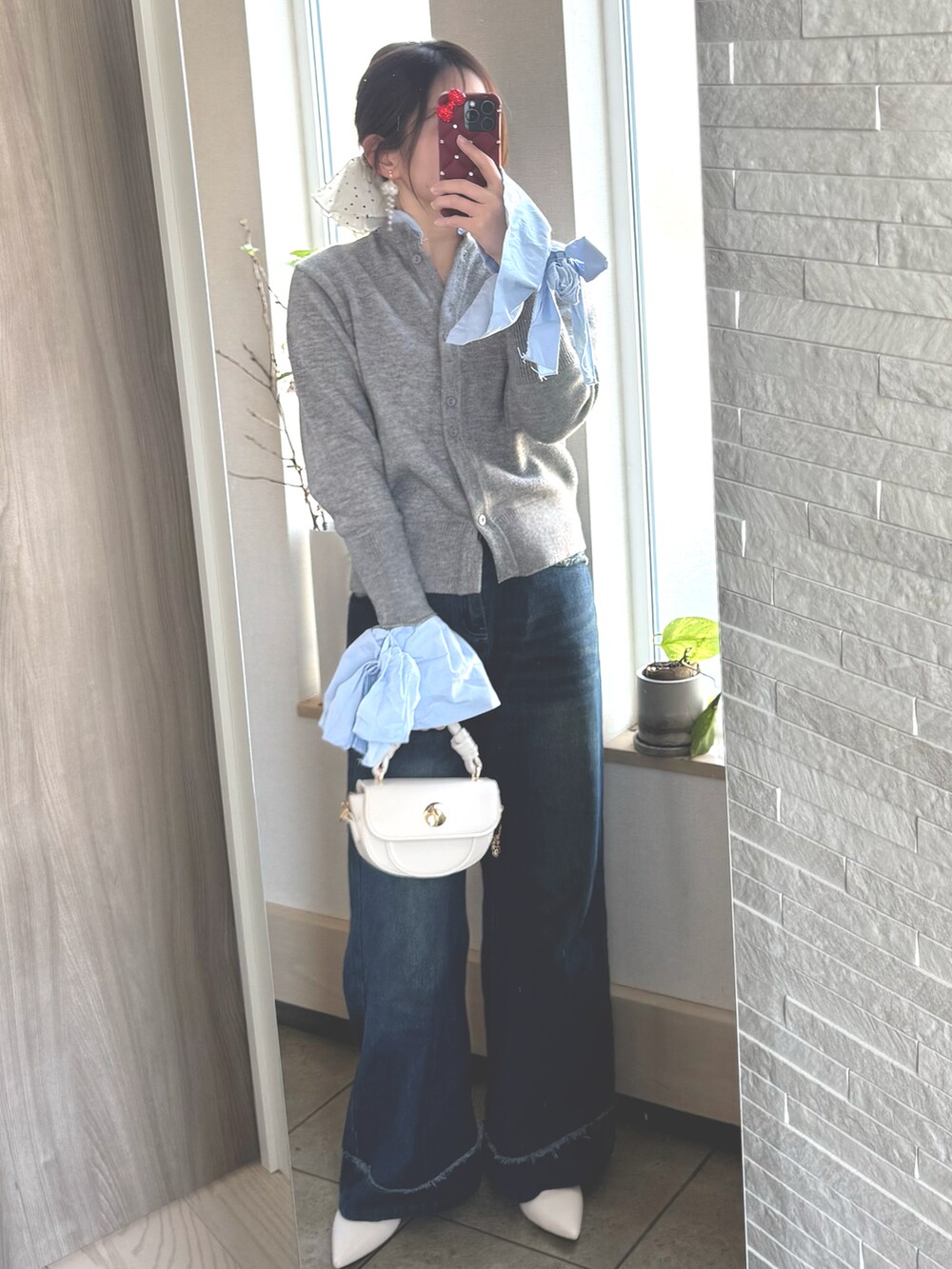 ホワイト系のヘアゴムを着用したレディースの冬コーディネートの3枚目の写真