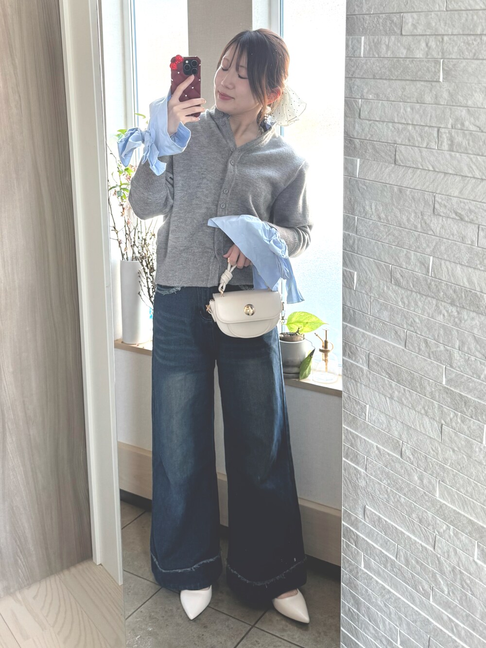 ホワイト系のヘアゴムを着用したレディースの冬コーディネートの2枚目の写真