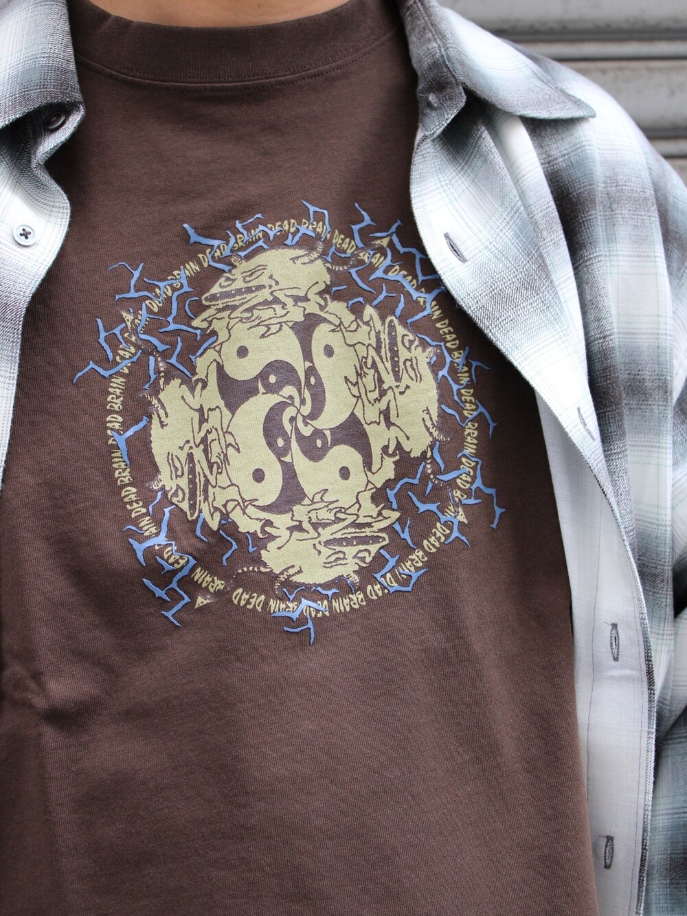 ブラック系のシャツ/ブラウス、ブラウン系のTシャツ/カットソーを着用したメンズの春コーディネートの5枚目の写真
