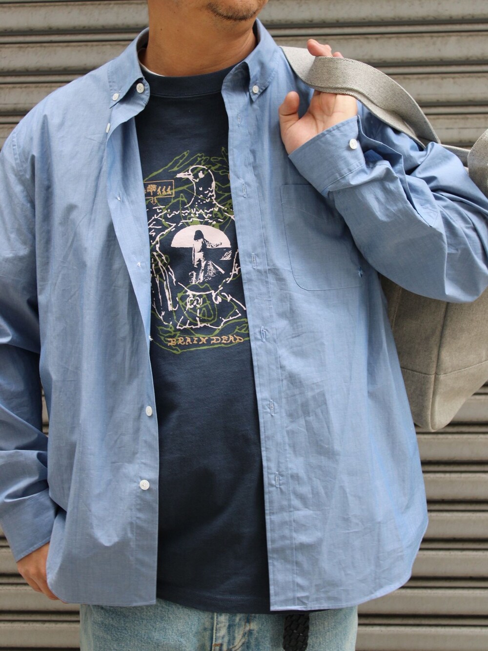 ブルー系のTシャツ/カットソーを着用したメンズの春コーディネートの2枚目の写真