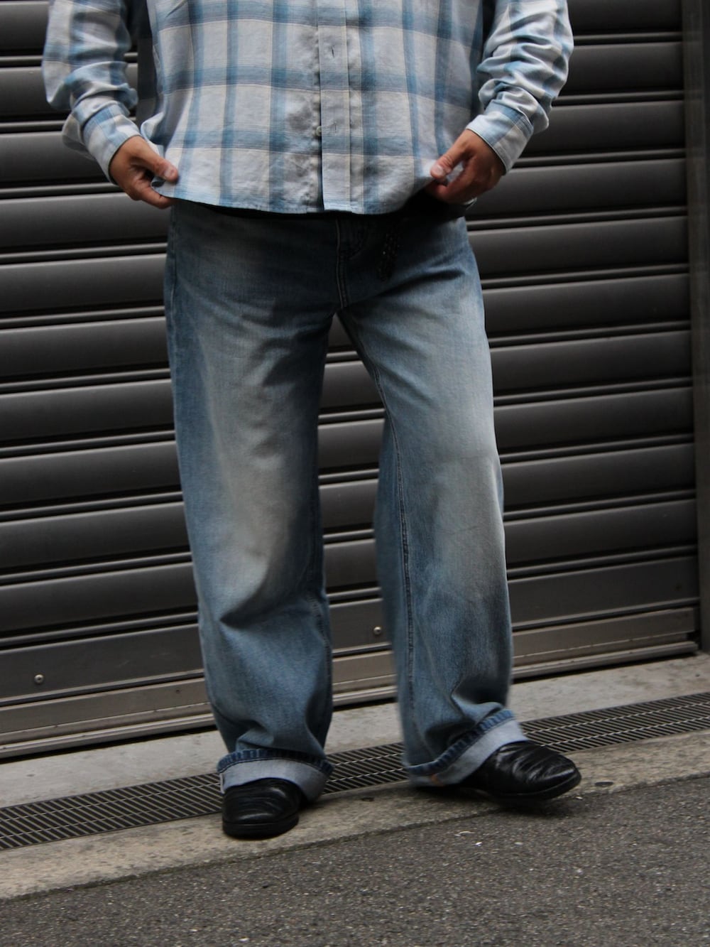 ブルー系のデニムパンツ、ブルー系のシャツ/ブラウスを着用したメンズの夏コーディネートの4枚目の写真