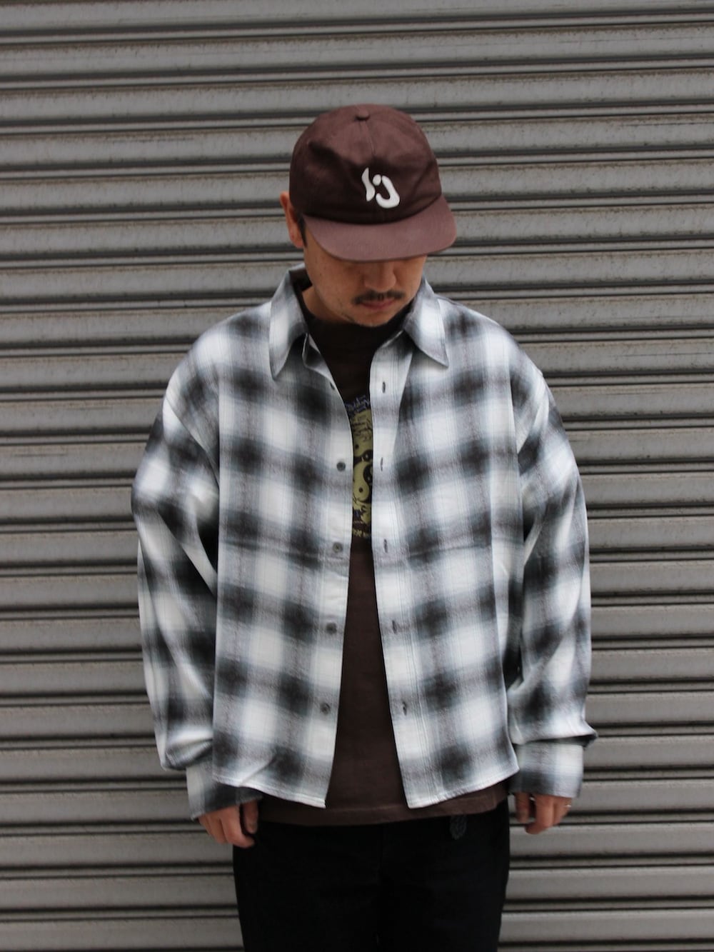 ブラック系のシャツ/ブラウス、ブラウン系のTシャツ/カットソーを着用したメンズの春コーディネートの2枚目の写真