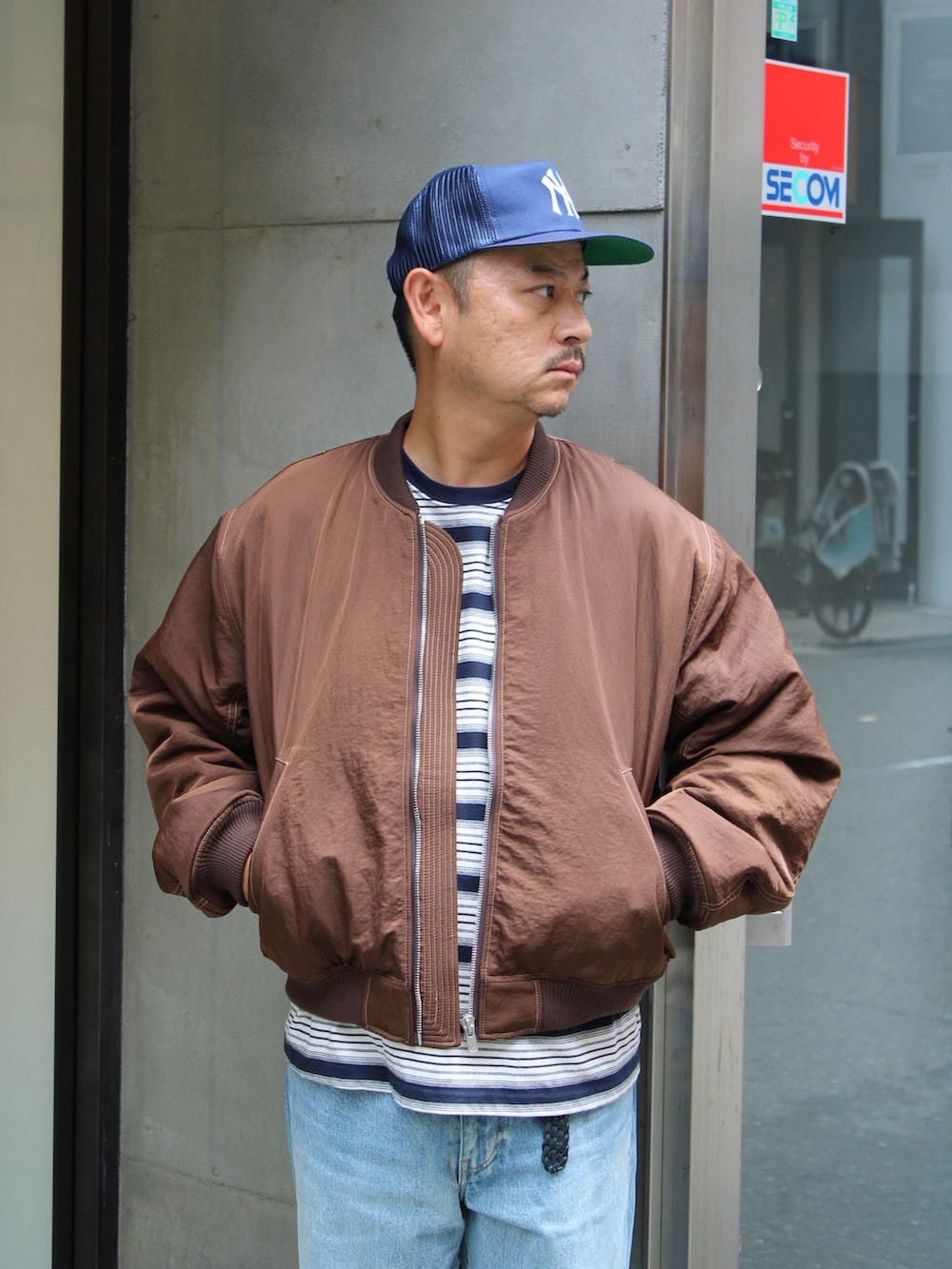 ブルー系のTシャツ/カットソー、ブラック系のスリッポンを着用したメンズの夏コーディネートの2枚目の写真