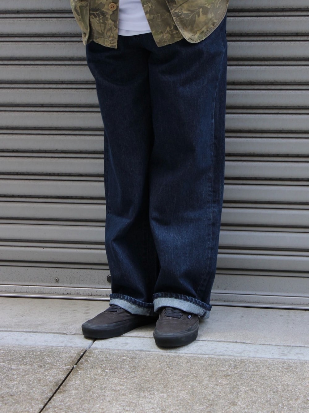 ブルー系のその他パンツ、ホワイト系のTシャツ/カットソー、レッド系のキャップを着用したメンズの春コーディネートの3枚目の写真