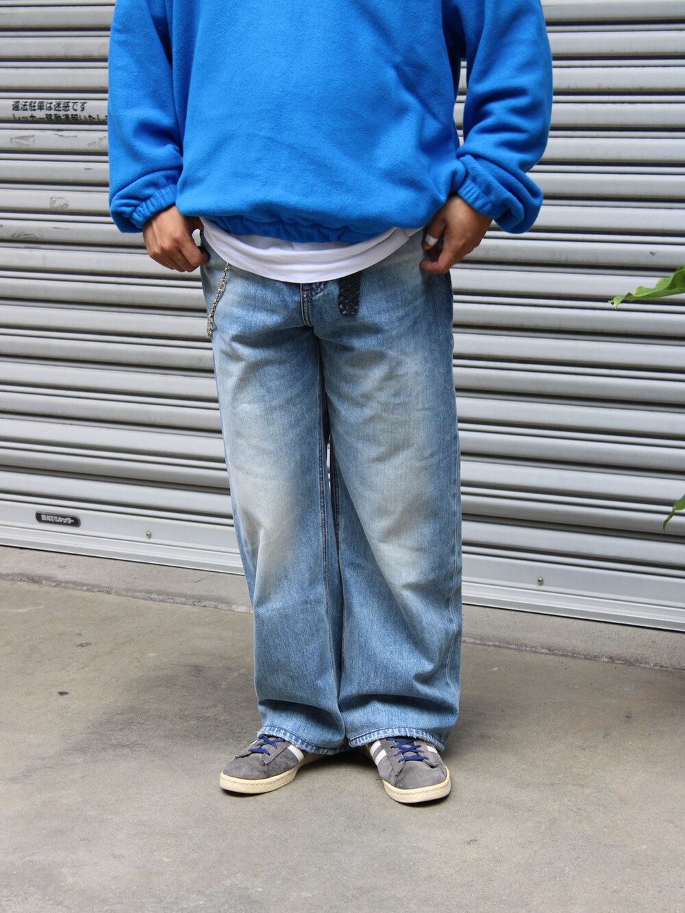 ブルー系のデニムパンツ、ブルー系のキャップを着用したメンズの秋コーディネートの4枚目の写真