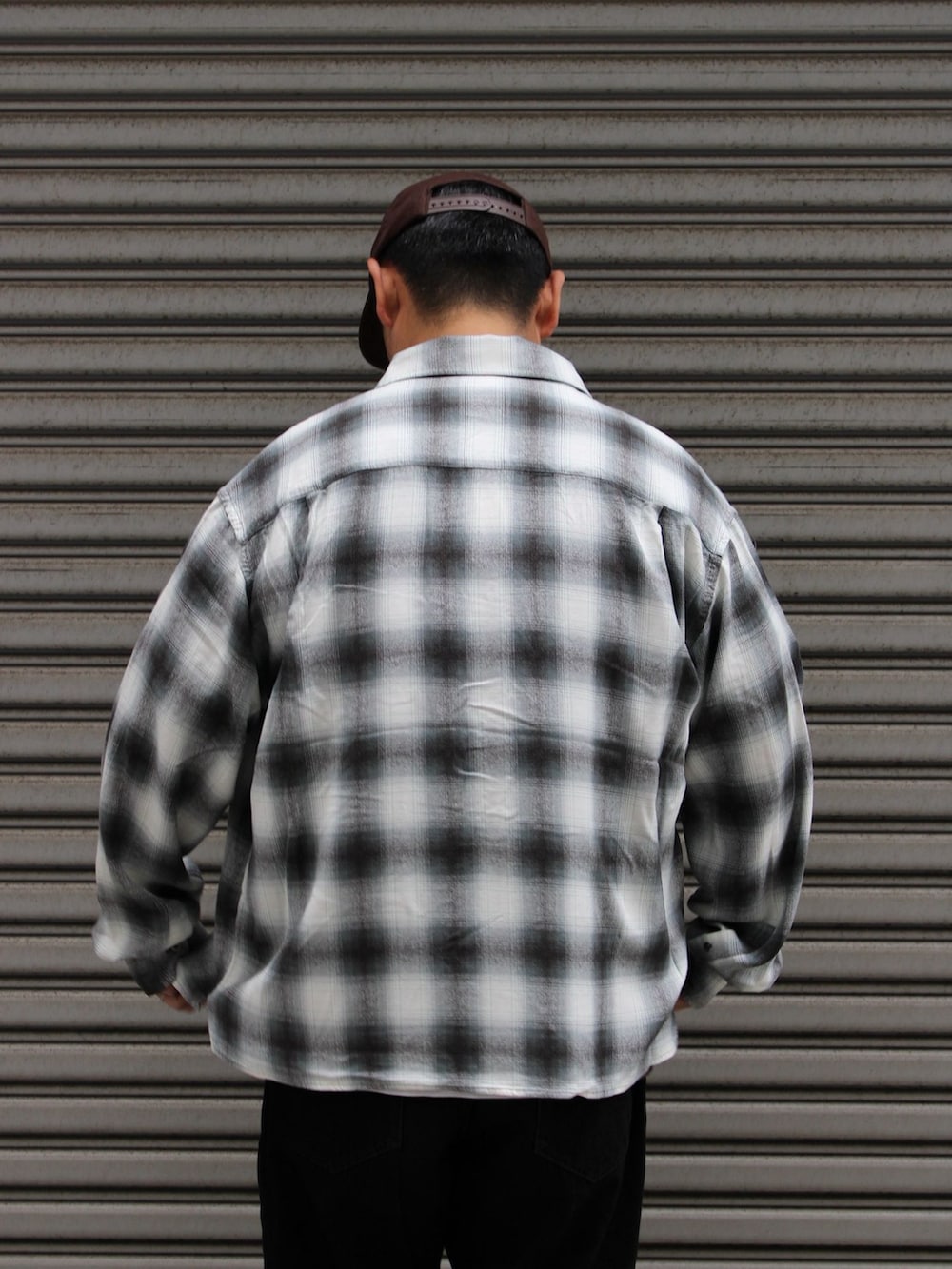 ブラック系のシャツ/ブラウス、ブラウン系のTシャツ/カットソーを着用したメンズの春コーディネートの3枚目の写真