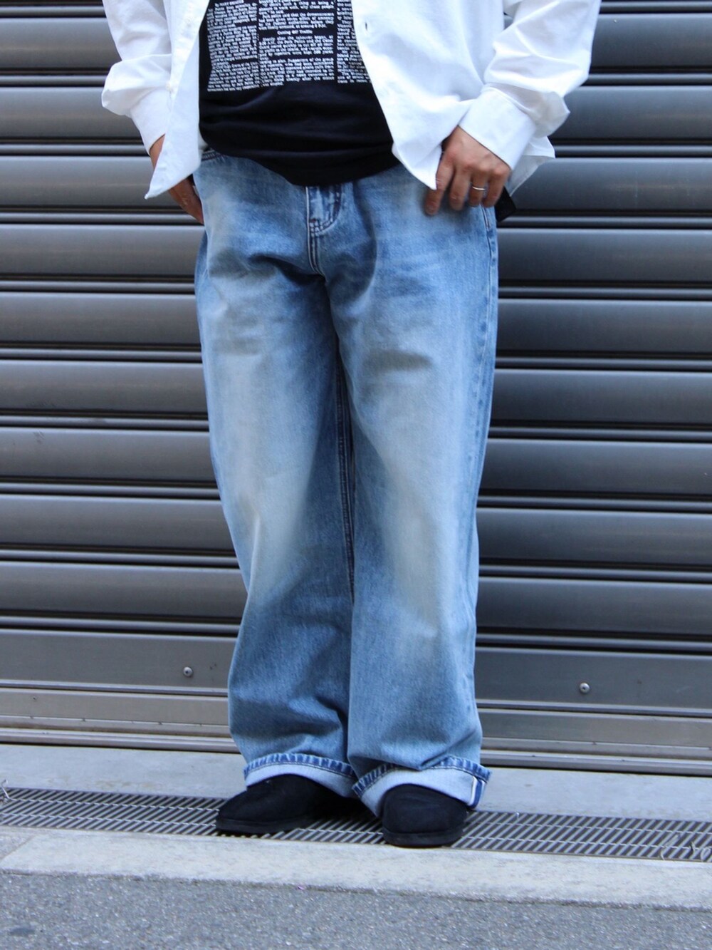 ブルー系のデニムパンツ、ホワイト系のシャツ/ブラウス、ブラック系のTシャツ/カットソーを着用したメンズの夏コーディネートの6枚目の写真