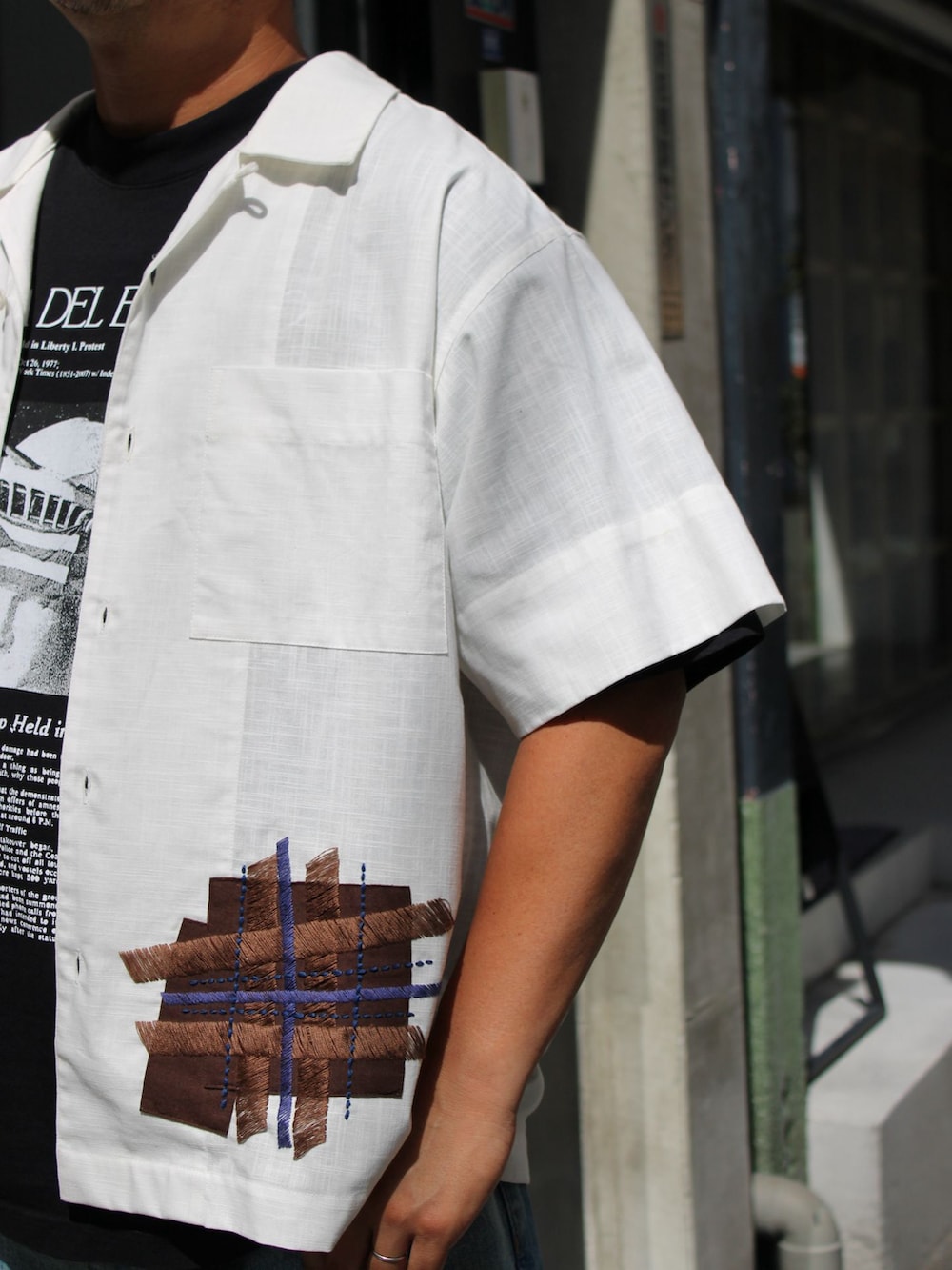 ホワイト系のシャツ/ブラウス、ブラック系のTシャツ/カットソーを着用したメンズの春コーディネートの3枚目の写真