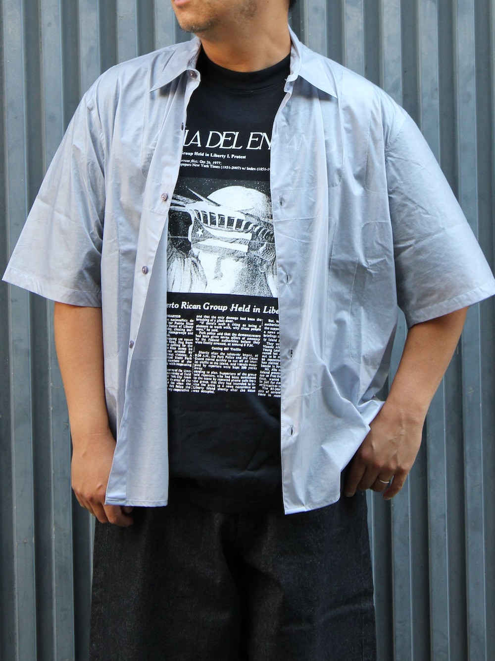 ブラック系のその他パンツ、ブラック系のTシャツ/カットソーを着用したメンズの夏コーディネートの2枚目の写真
