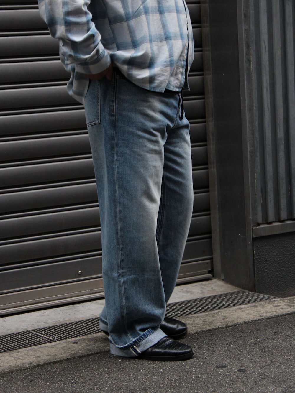 ブルー系のデニムパンツ、ブルー系のシャツ/ブラウスを着用したメンズの夏コーディネートの5枚目の写真