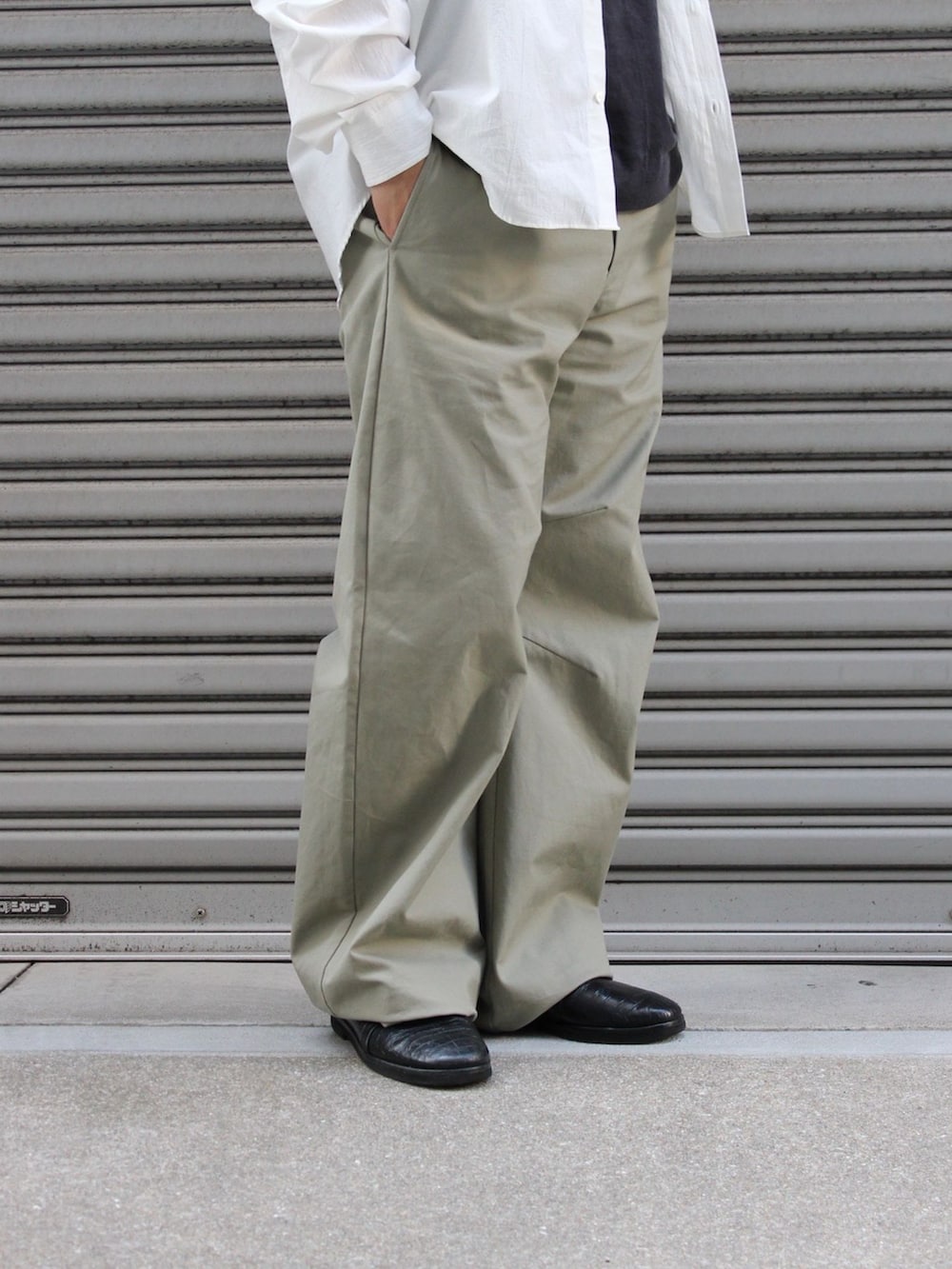 ベージュ系のその他パンツ、ホワイト系のシャツ/ブラウスを着用したメンズの冬コーディネートの6枚目の写真