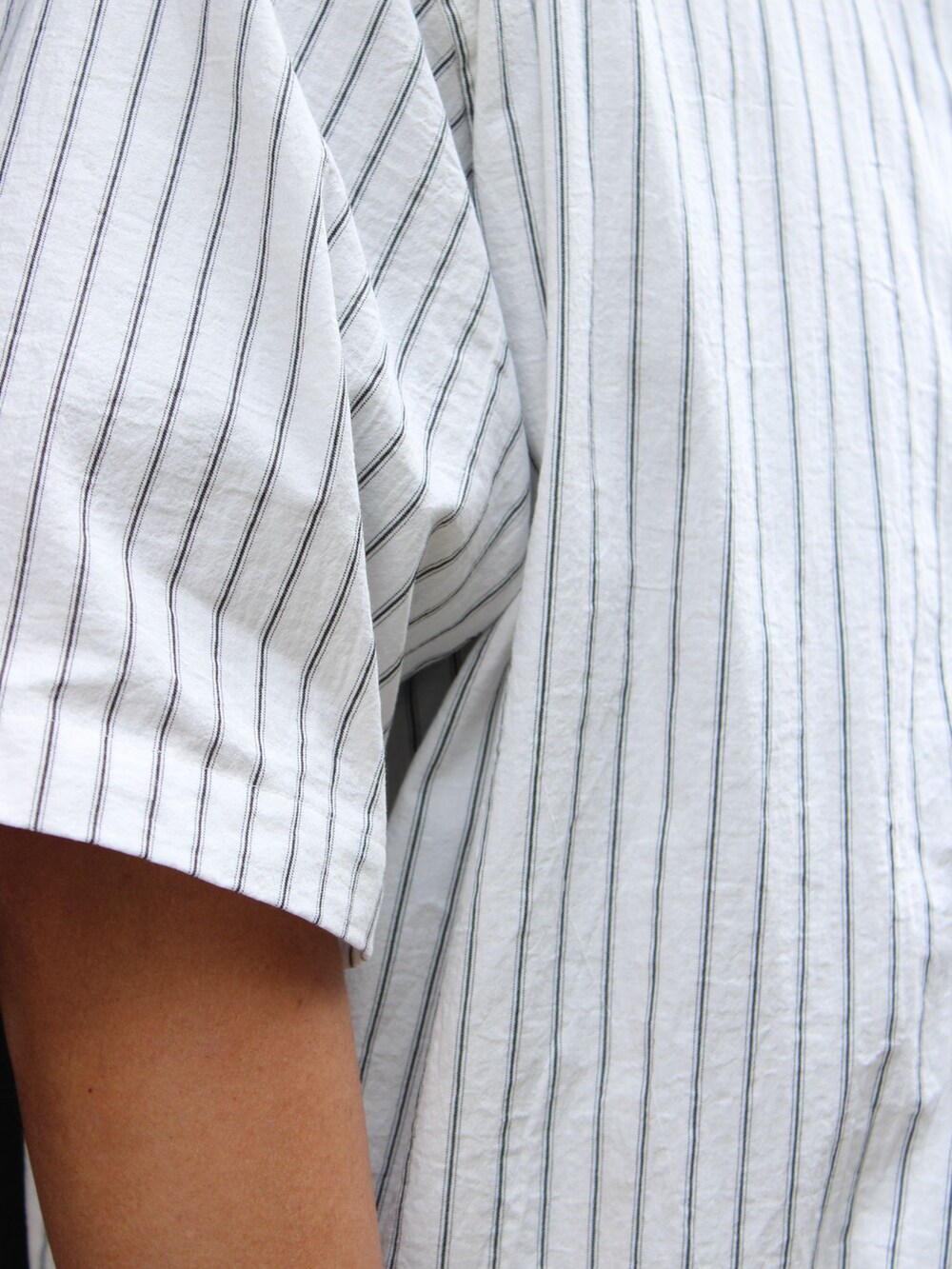 ホワイト系のシャツ/ブラウス、パープル系のTシャツ/カットソー、ブラック系のスリッポンを着用したメンズの春コーディネートの4枚目の写真