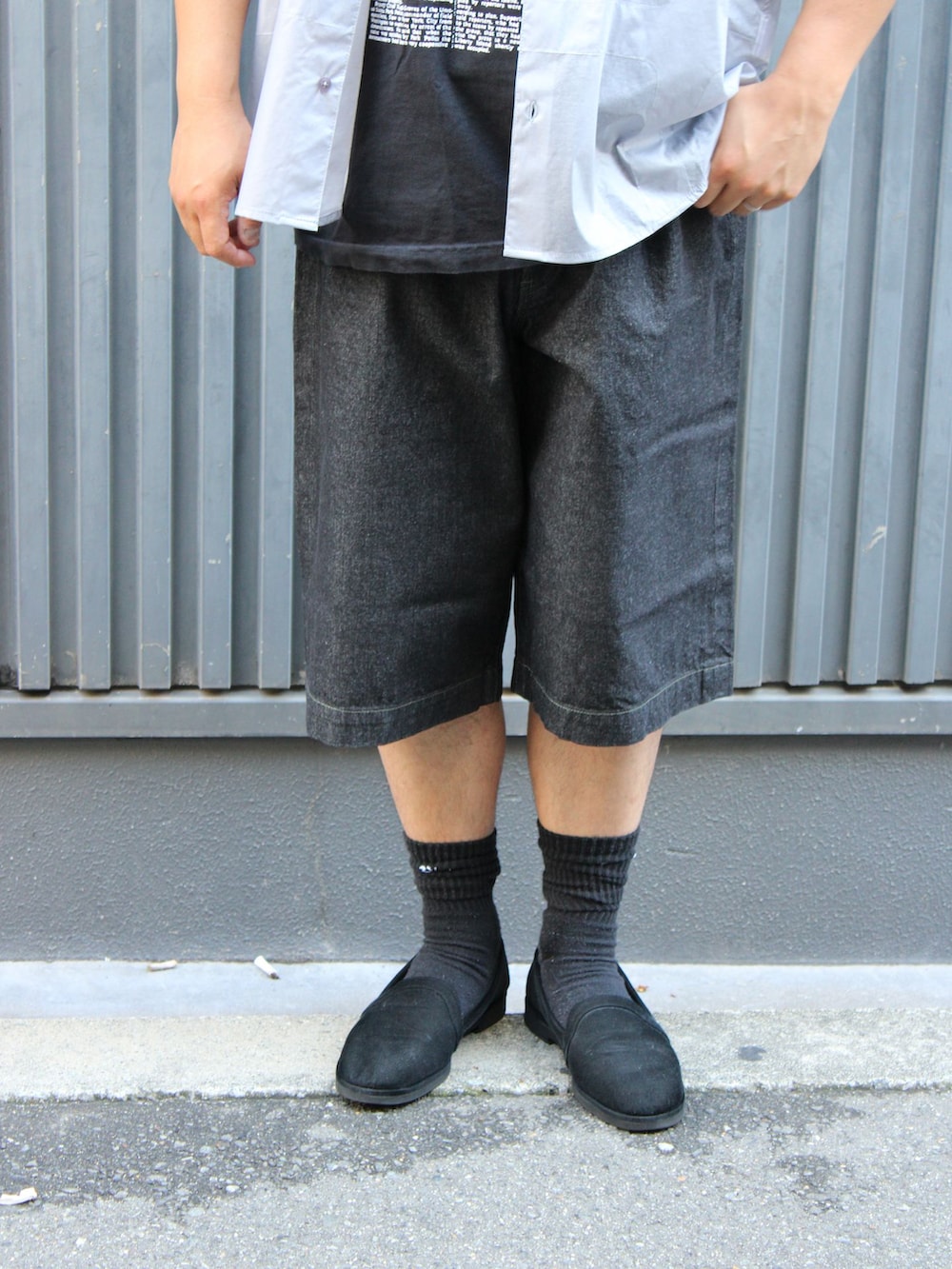 ブラック系のその他パンツ、ブラック系のTシャツ/カットソーを着用したメンズの夏コーディネートの5枚目の写真