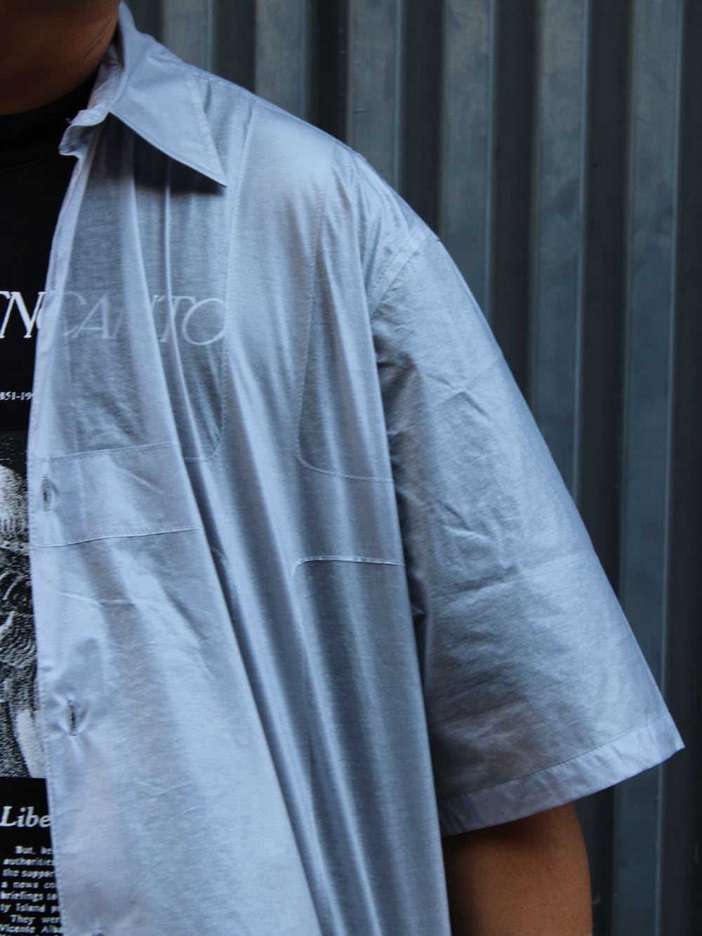 ブラック系のその他パンツ、ブラック系のTシャツ/カットソーを着用したメンズの夏コーディネートの4枚目の写真