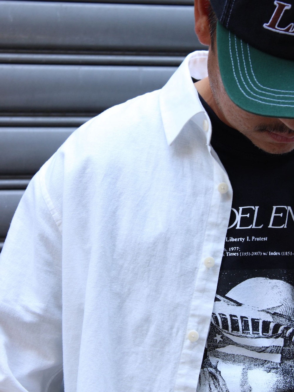 ブルー系のデニムパンツ、ホワイト系のシャツ/ブラウス、ブラック系のTシャツ/カットソーを着用したメンズの夏コーディネートの5枚目の写真