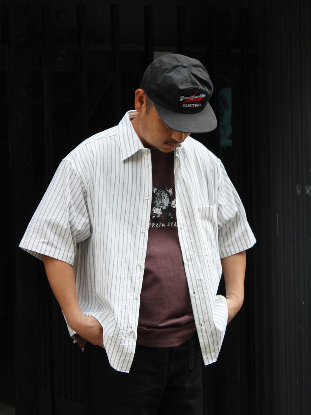 ホワイト系のシャツ/ブラウス、パープル系のTシャツ/カットソー、ブラック系のスリッポンを着用したメンズの春コーディネートの2枚目の写真