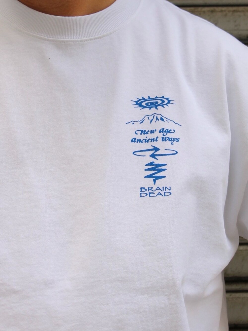 ブルー系のその他パンツ、ホワイト系のTシャツ/カットソー、レッド系のキャップを着用したメンズの春コーディネートの4枚目の写真