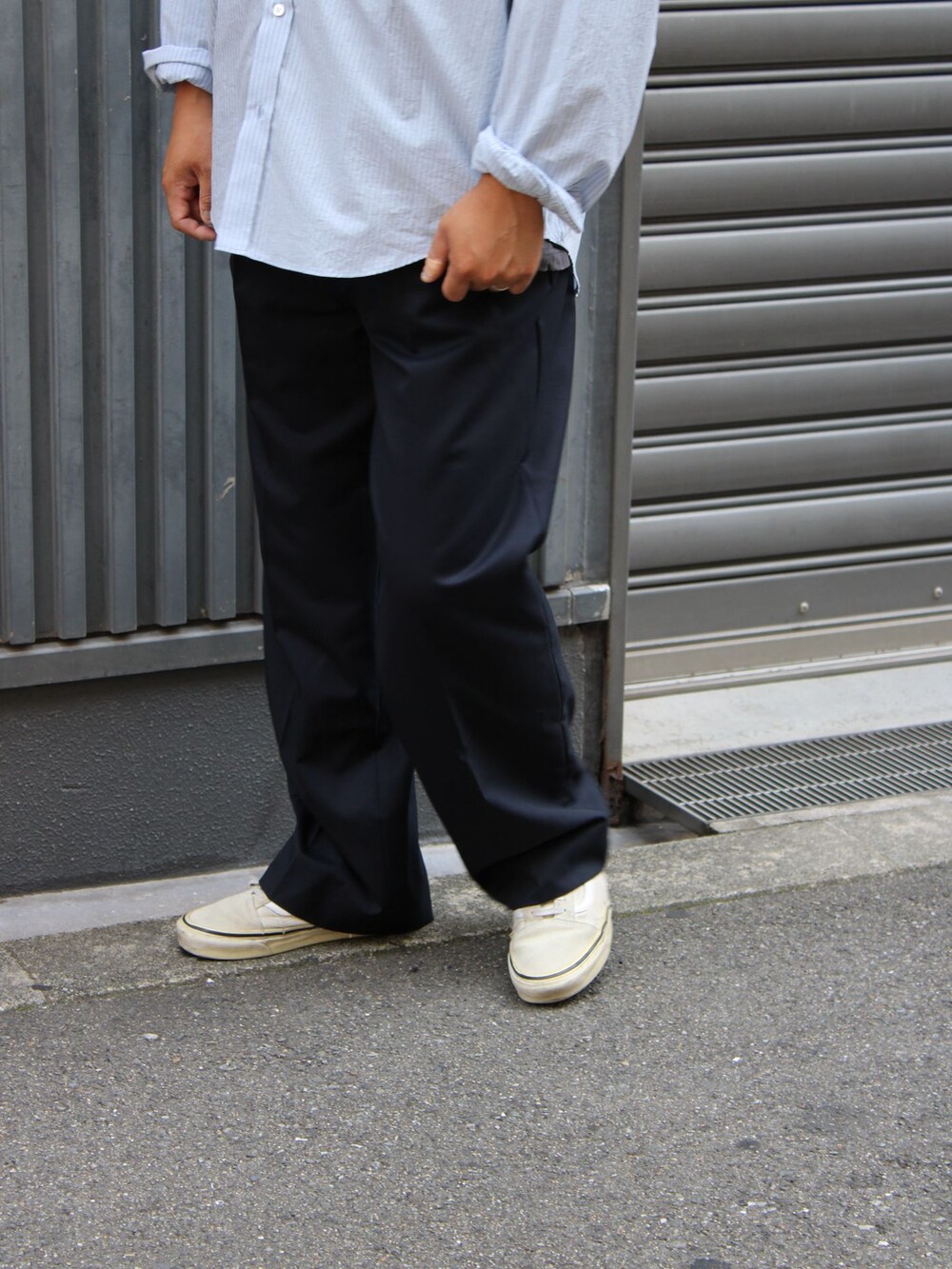 ブルー系のその他パンツ、ブルー系のシャツ/ブラウスを着用したメンズの夏コーディネートの5枚目の写真